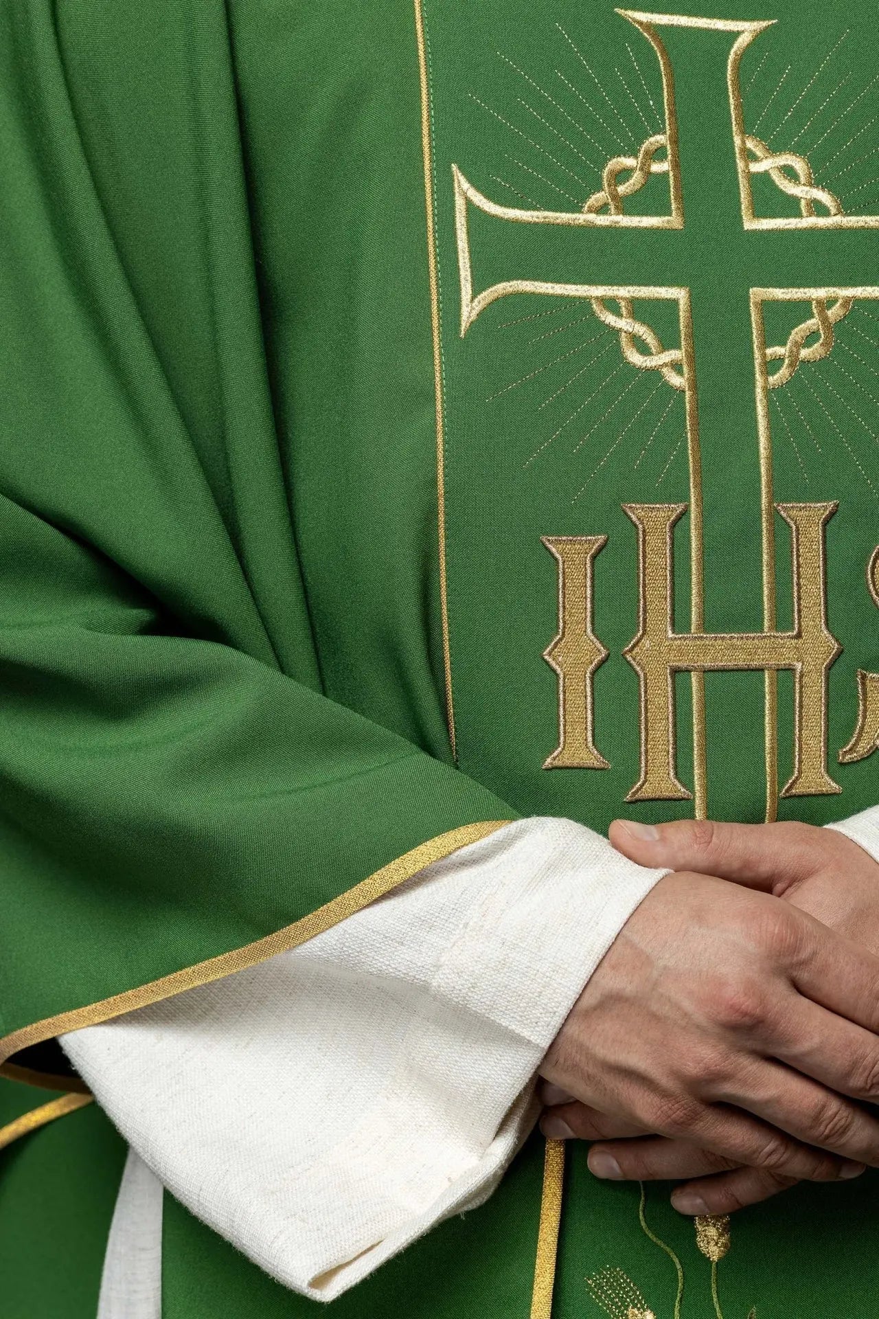 Casulla verde con cinturón dorado decorado con IHS y espigas