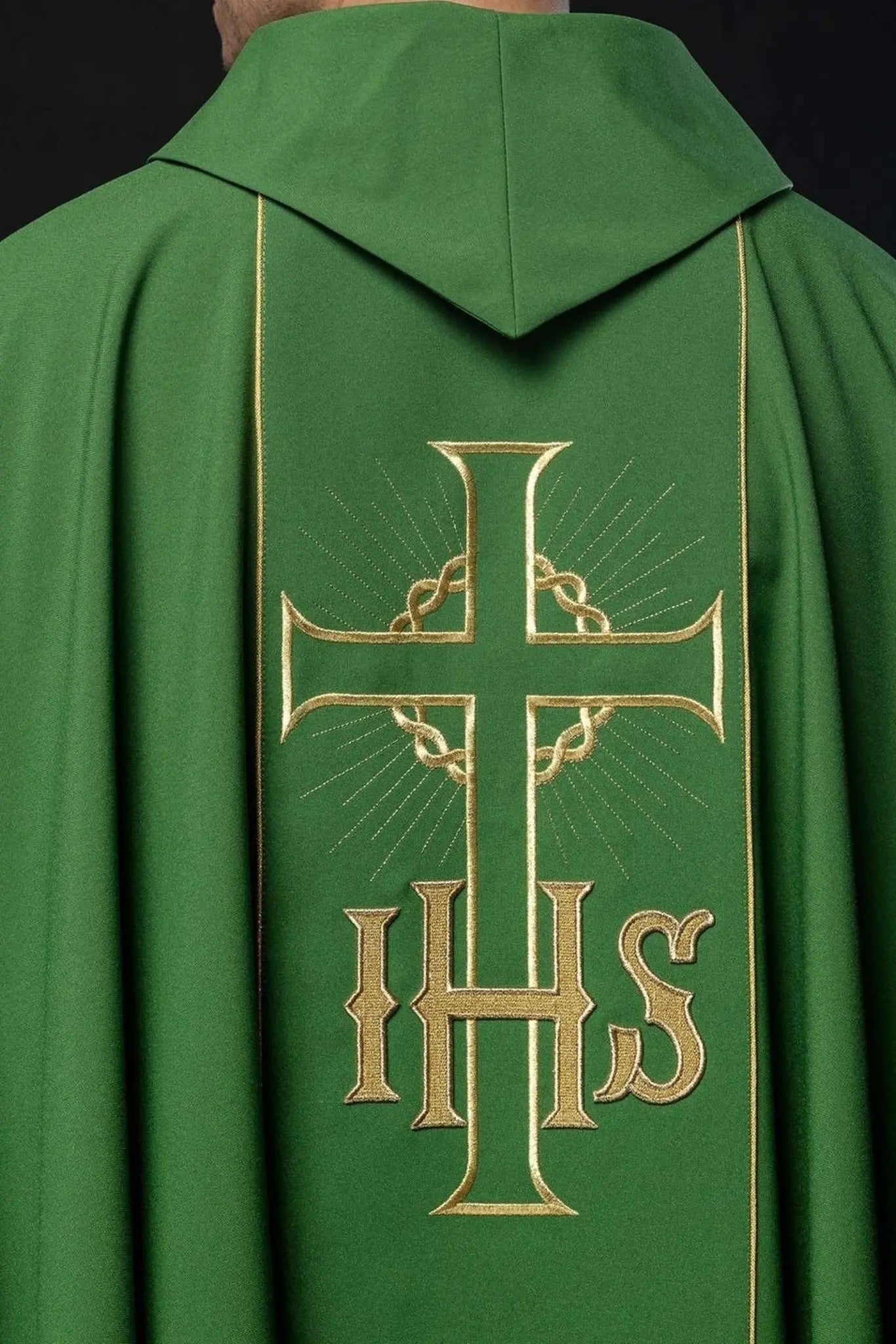 Casulla verde con cinturón dorado decorado con IHS y espigas