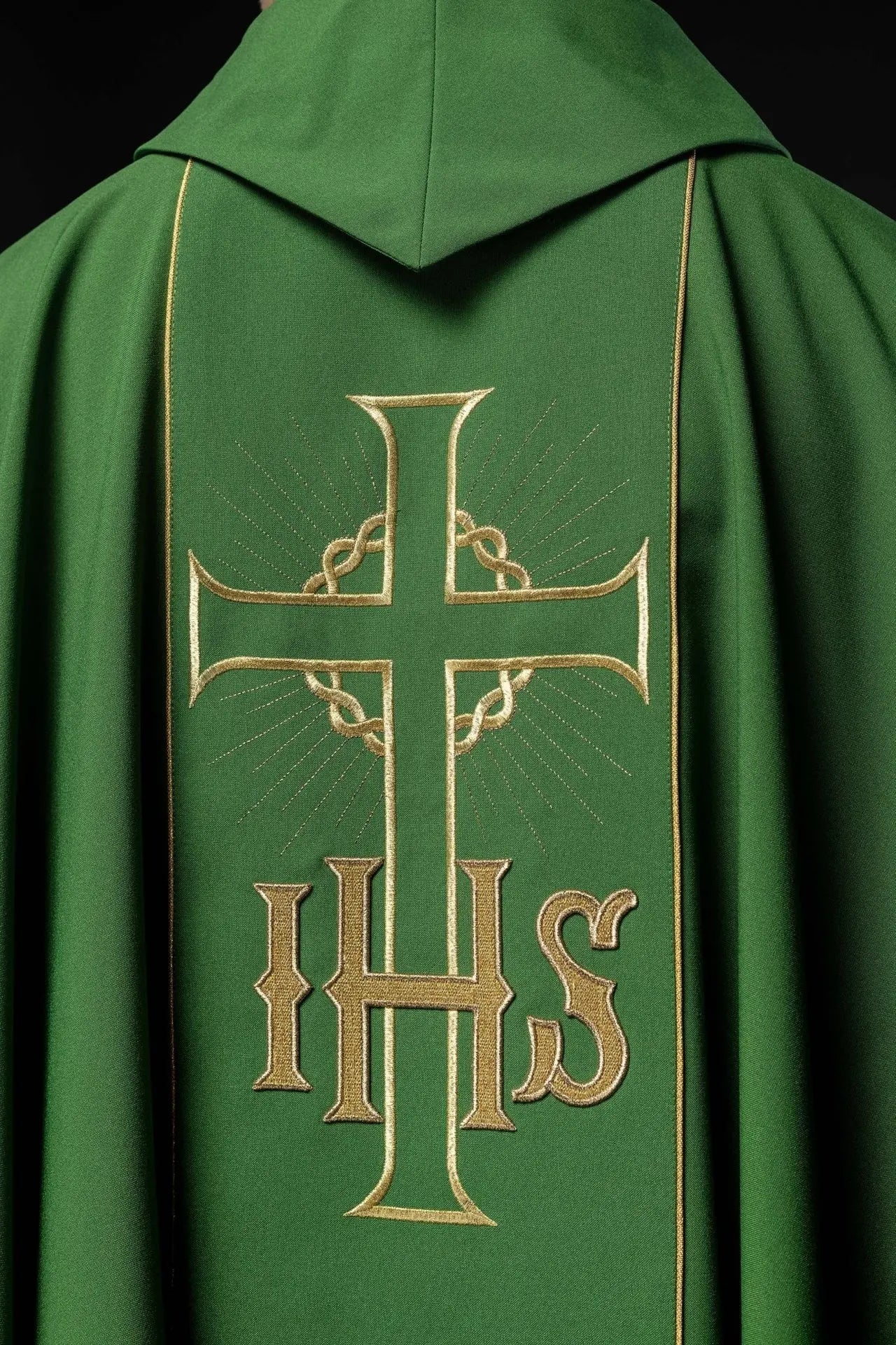 Casulla verde con cinturón dorado decorado con IHS y espigas