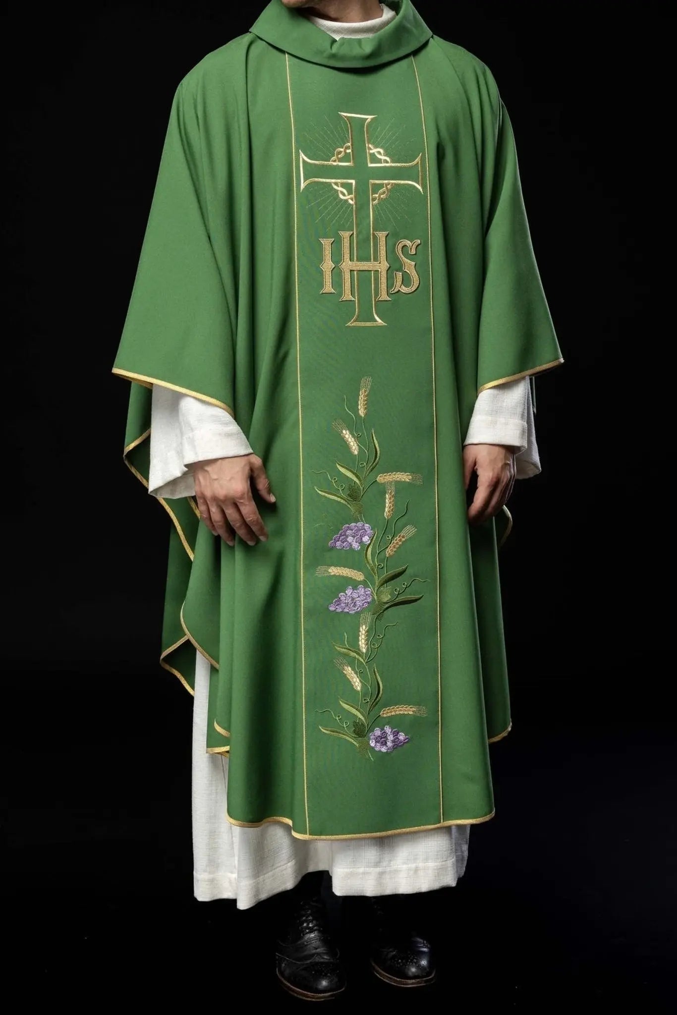 Casulla verde con cinturón dorado decorado con IHS y espigas