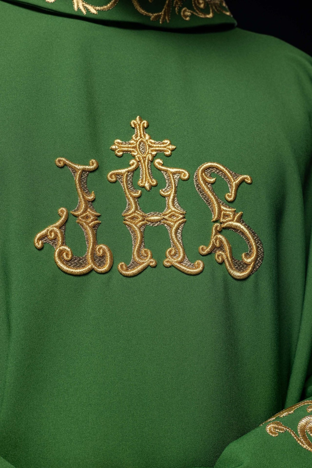 Zielony ornat z złotym haftem IHS i ozdobnym wykończeniem