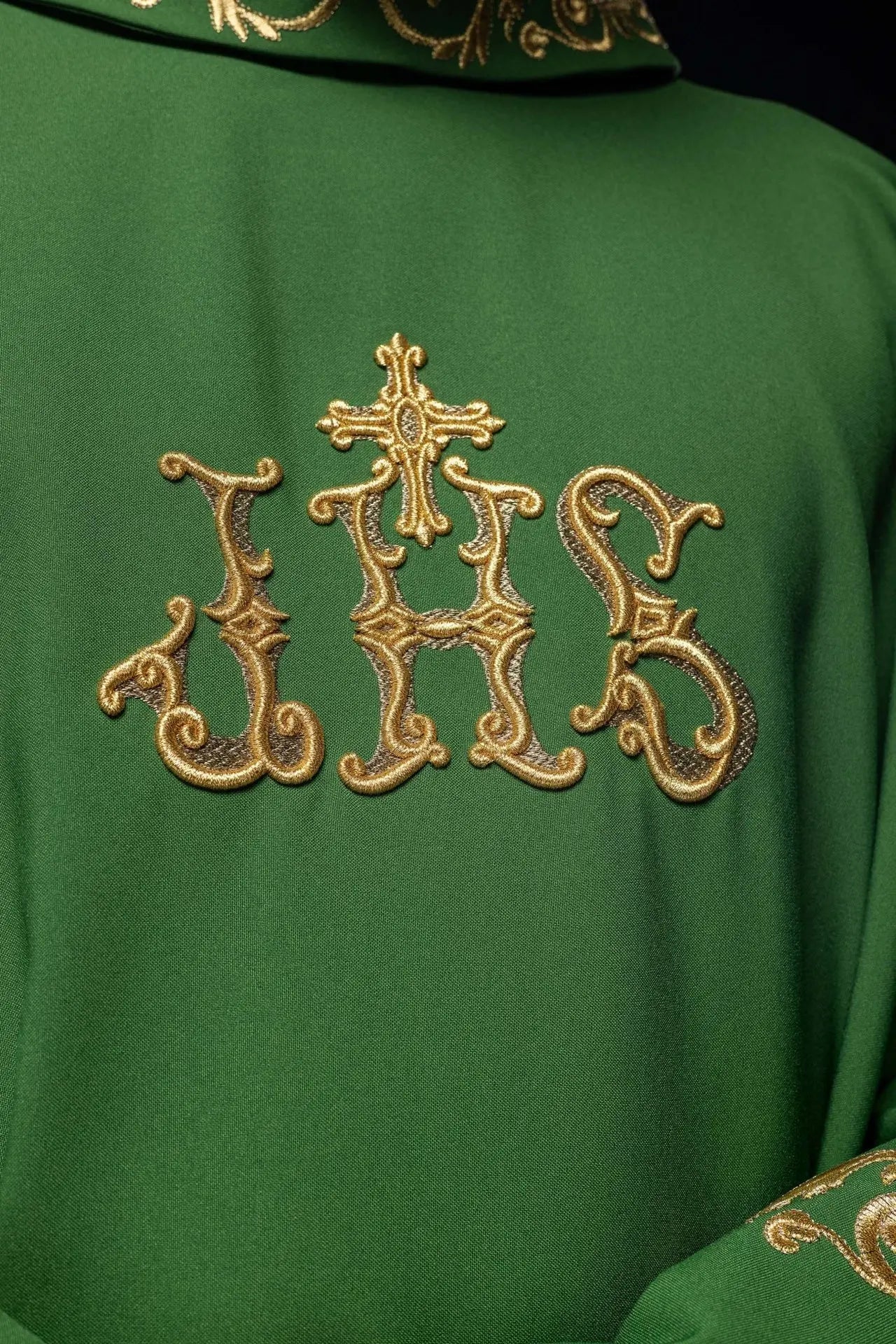 Casulla verde con bordado dorado IHS y adorno decorativo