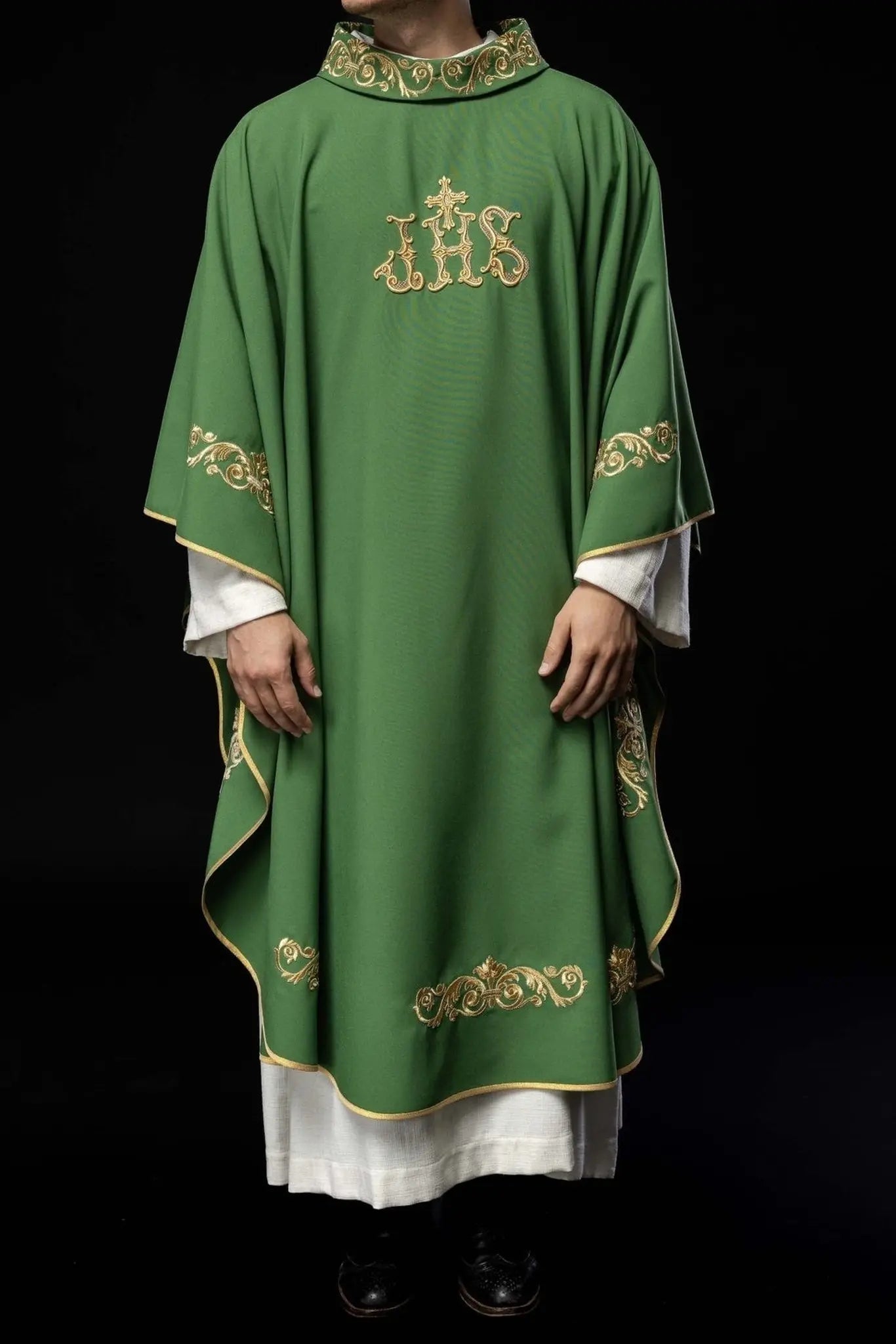 Casulla verde con bordado dorado IHS y adorno decorativo