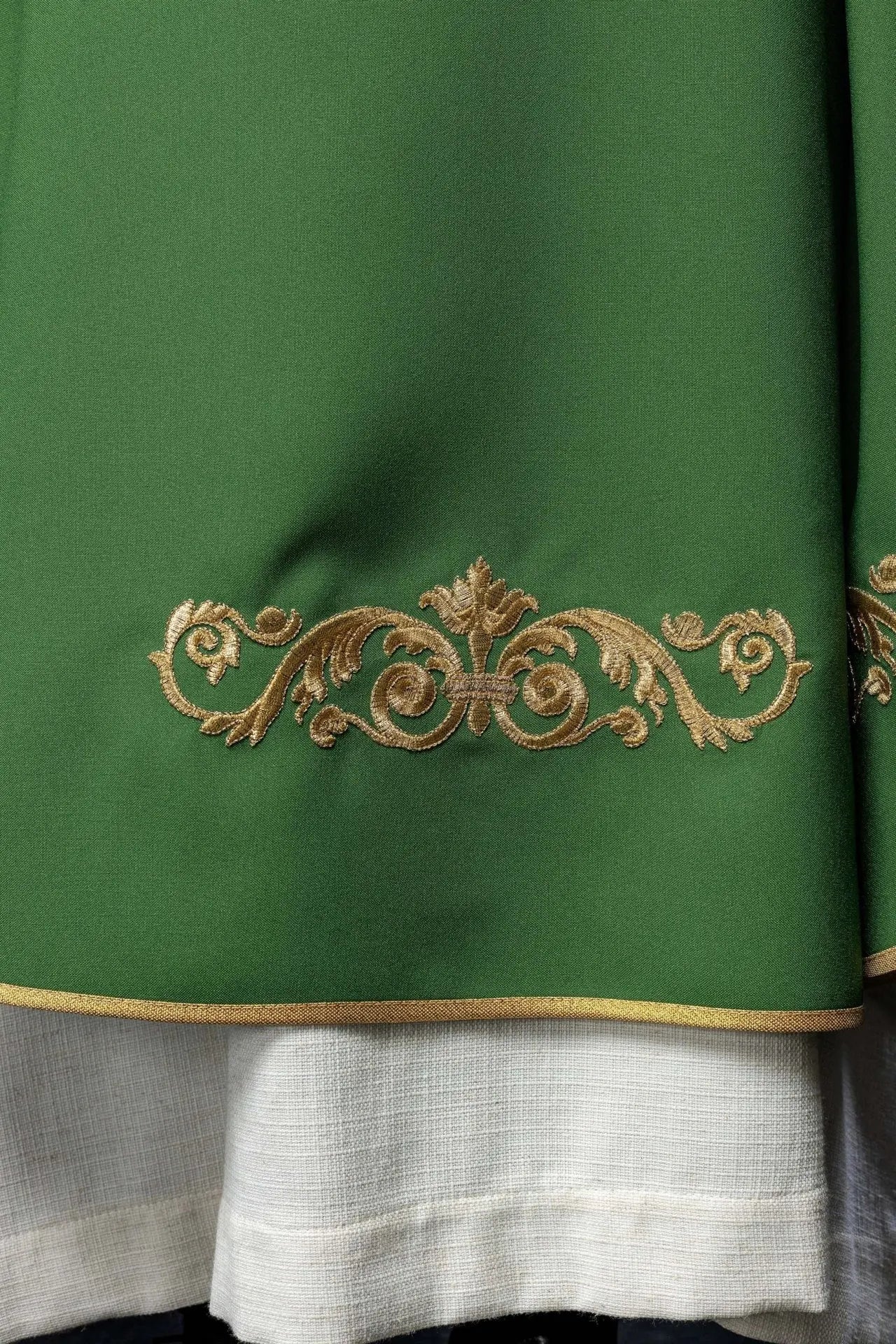 Casulla verde con bordado dorado IHS y adorno decorativo