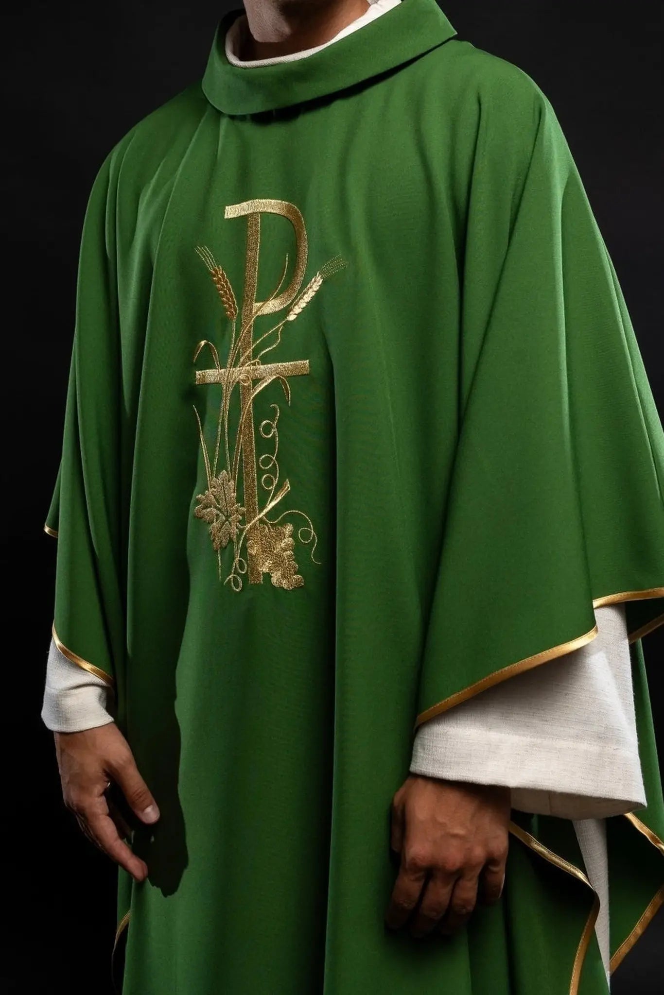 Casulla verde con bordado de cruz dorada