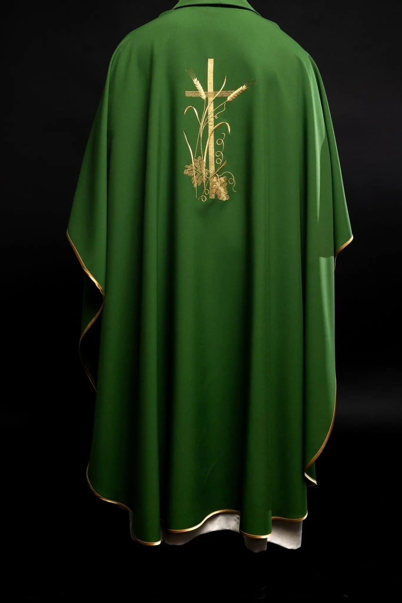 Casulla verde con bordado de cruz dorada
