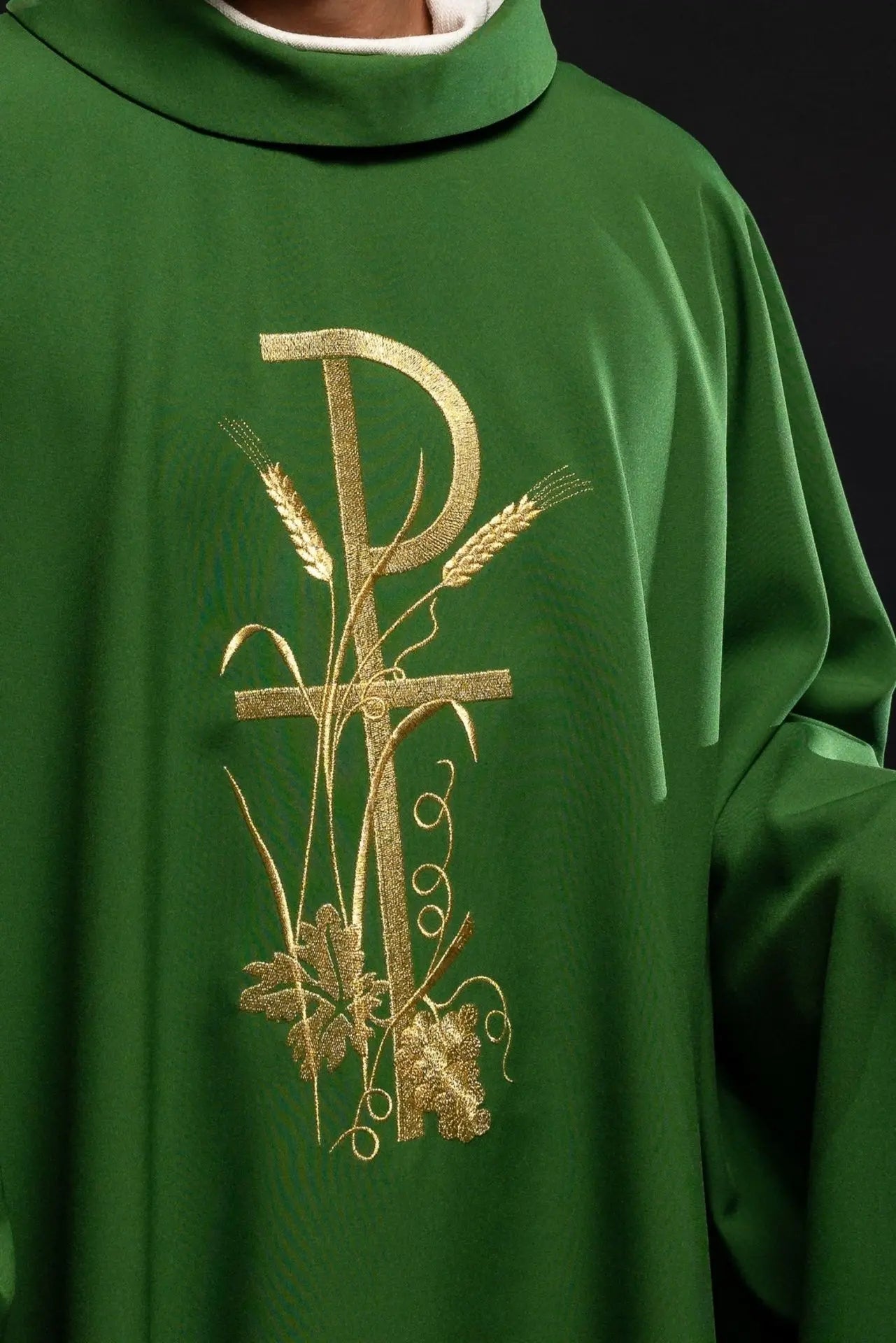 Casulla verde con bordado de cruz dorada