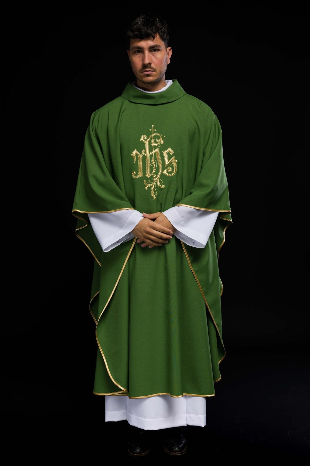 Zielony ornat ze złotym haftem IHS