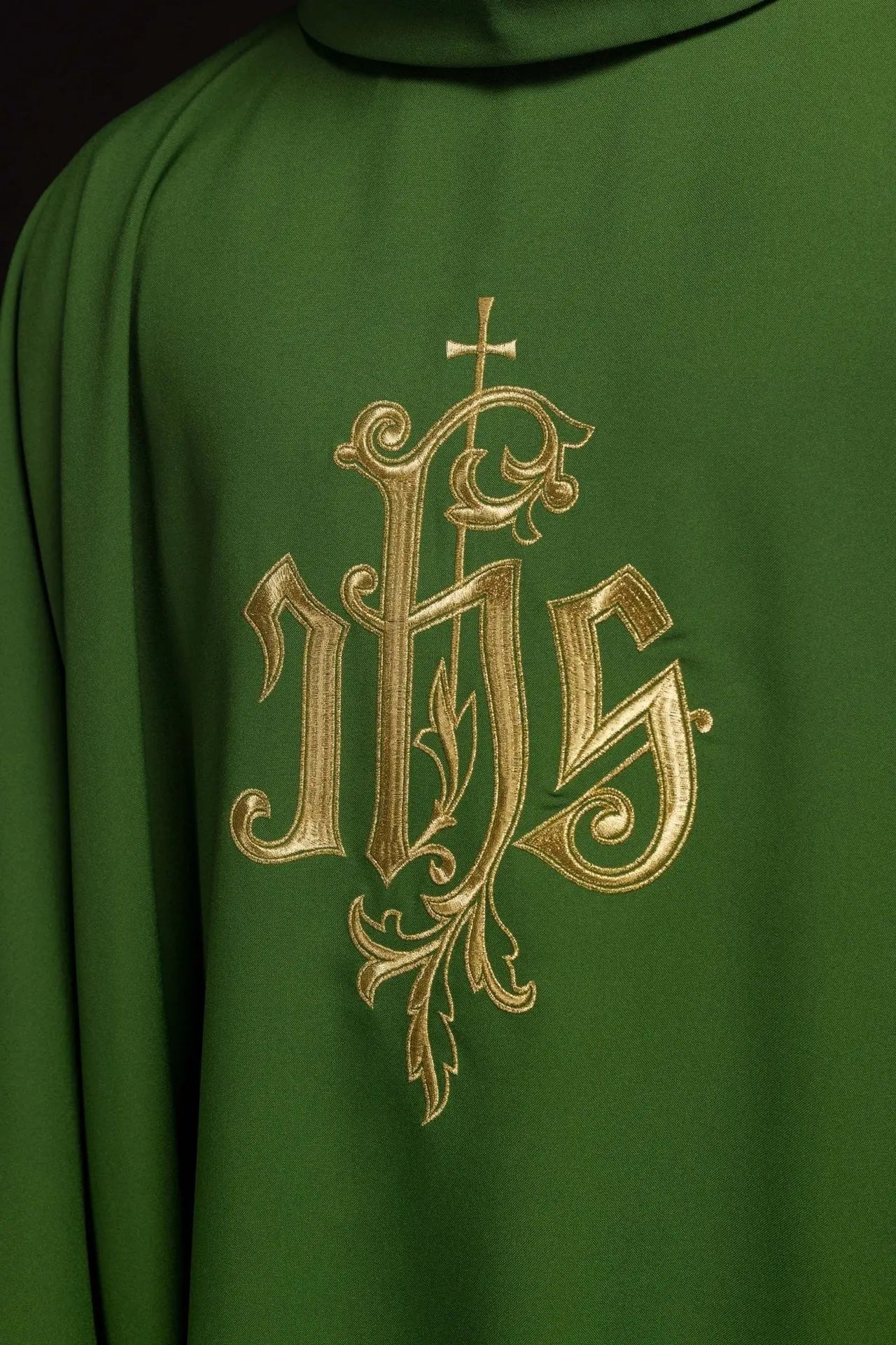 Casulla verde con bordado dorado IHS