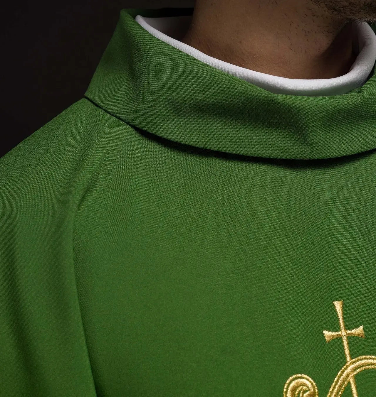 Casulla verde con bordado dorado IHS