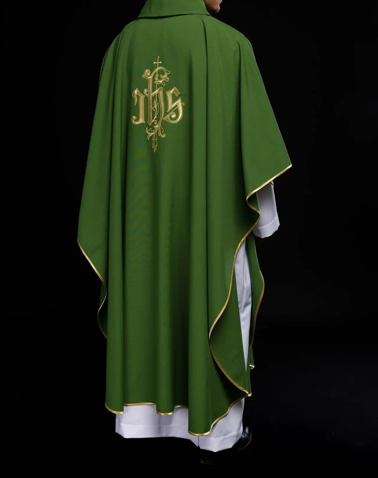 Casulla verde con bordado dorado IHS