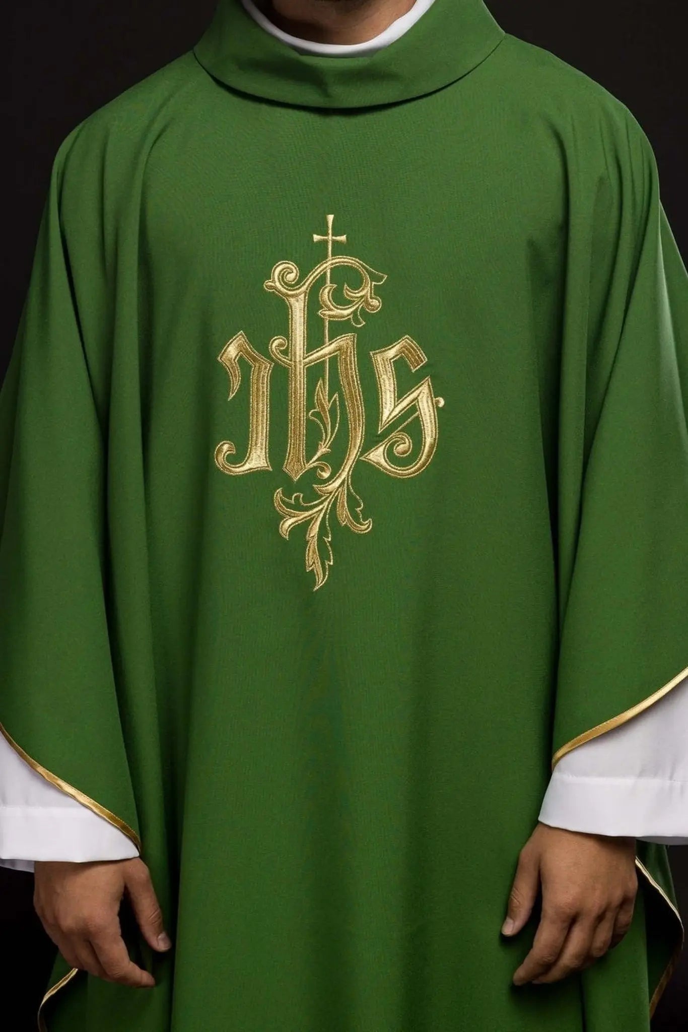 Casulla verde con bordado dorado IHS