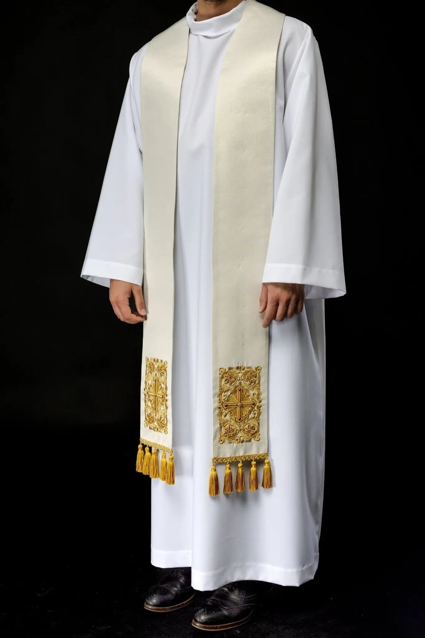 Estola blanca de sacerdote bordada con piedras