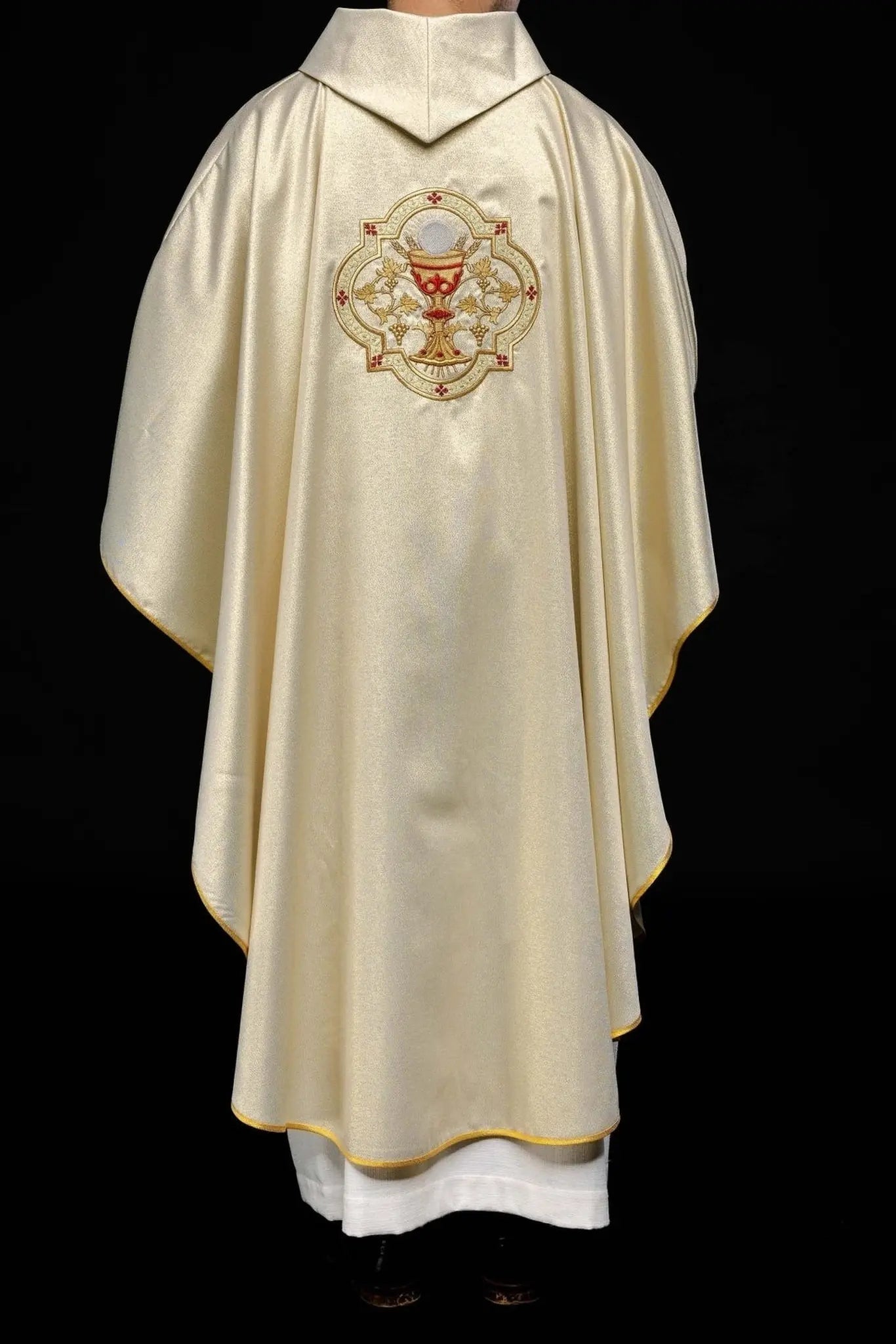 Casulla dorada bordada con el motivo del Corazón de Jesús y el Cáliz