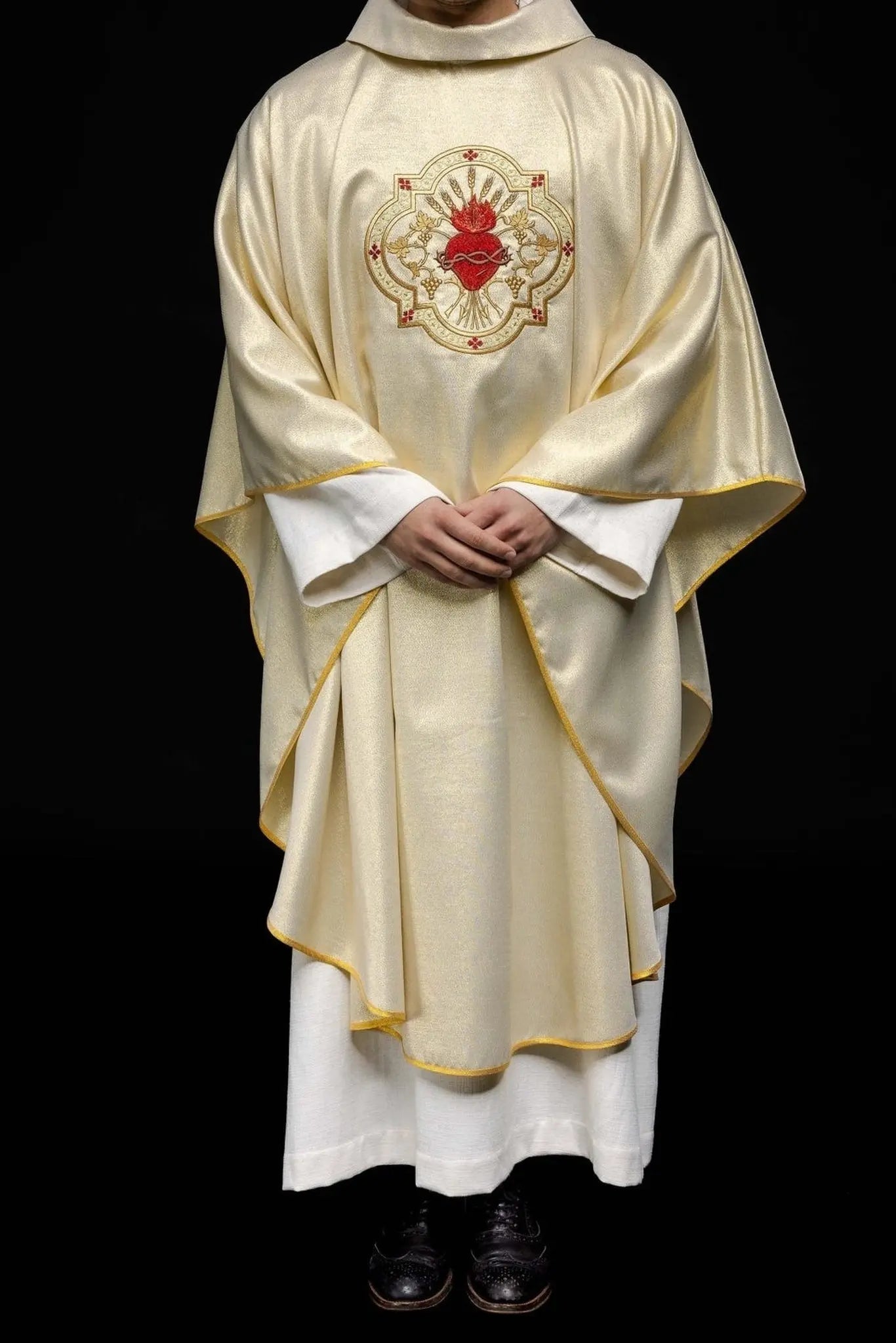 Casulla dorada bordada con el motivo del Corazón de Jesús y el Cáliz