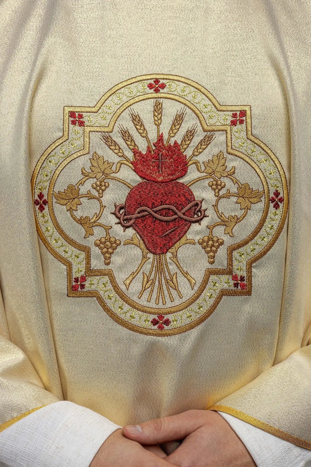 Casulla dorada bordada con el motivo del Corazón de Jesús y el Cáliz
