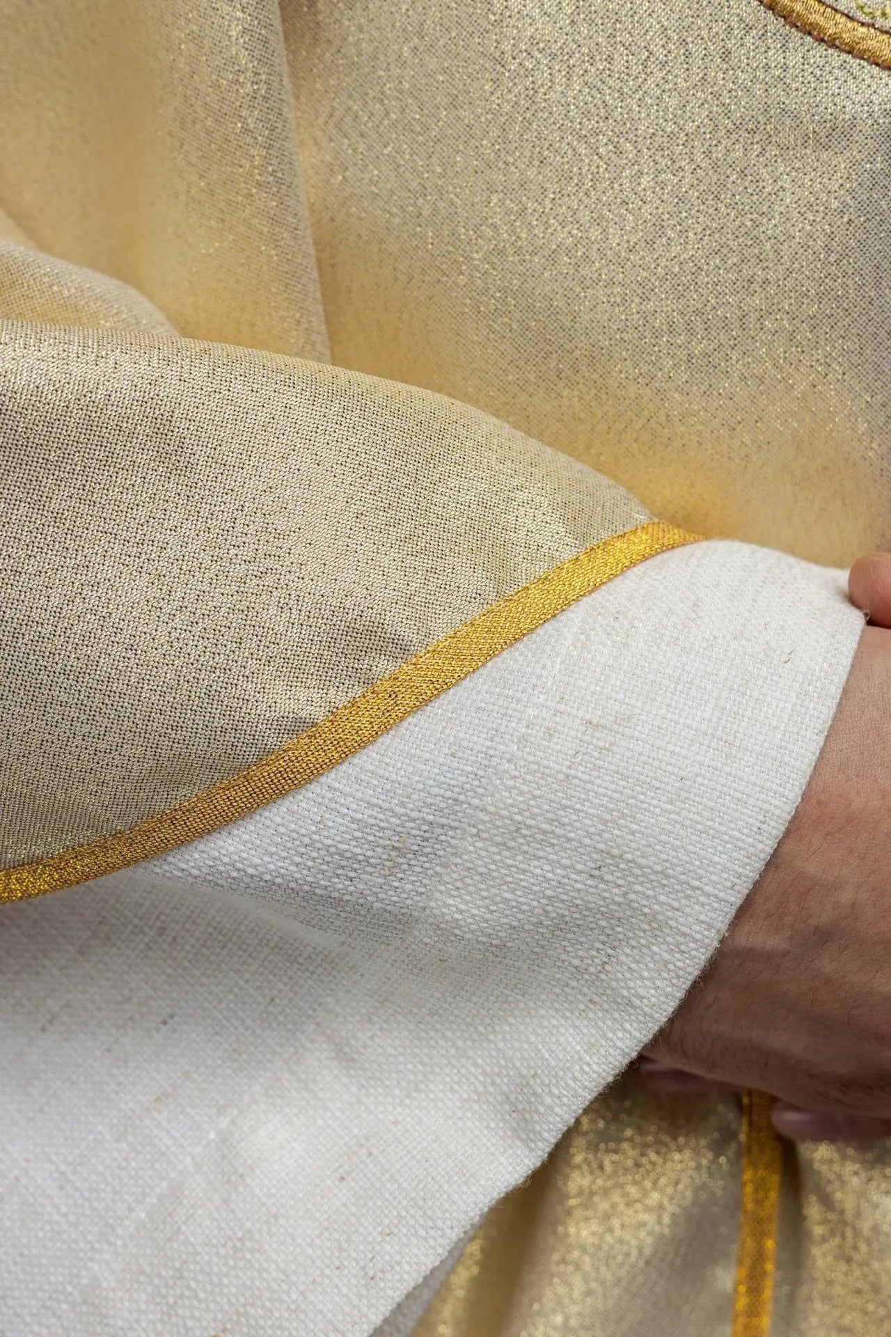 Casulla dorada bordada con el motivo del Corazón de Jesús y el Cáliz