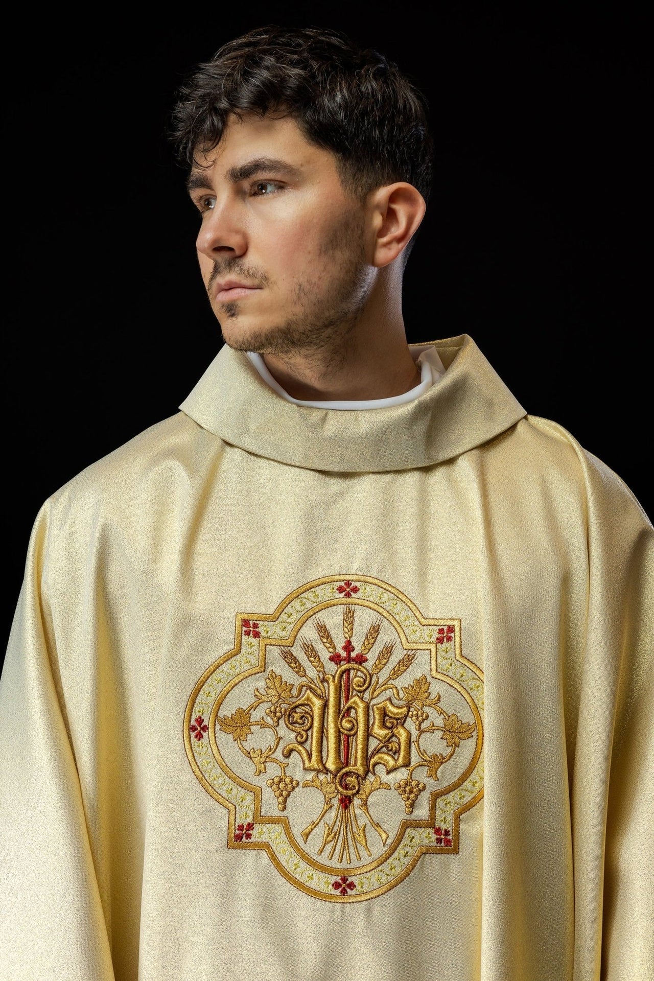 Złoty ornat z haftem IHS i PAX