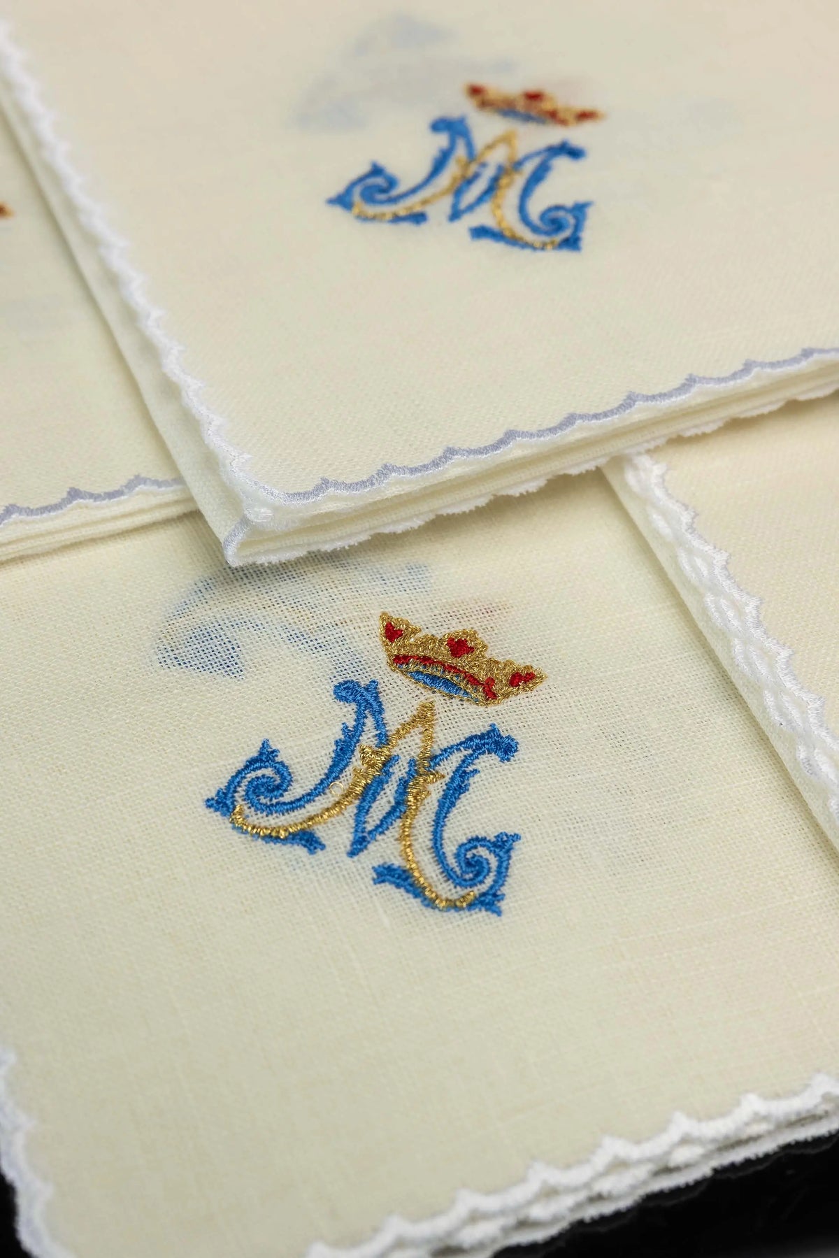 Set de 5 corporales de lino con bordado mariano