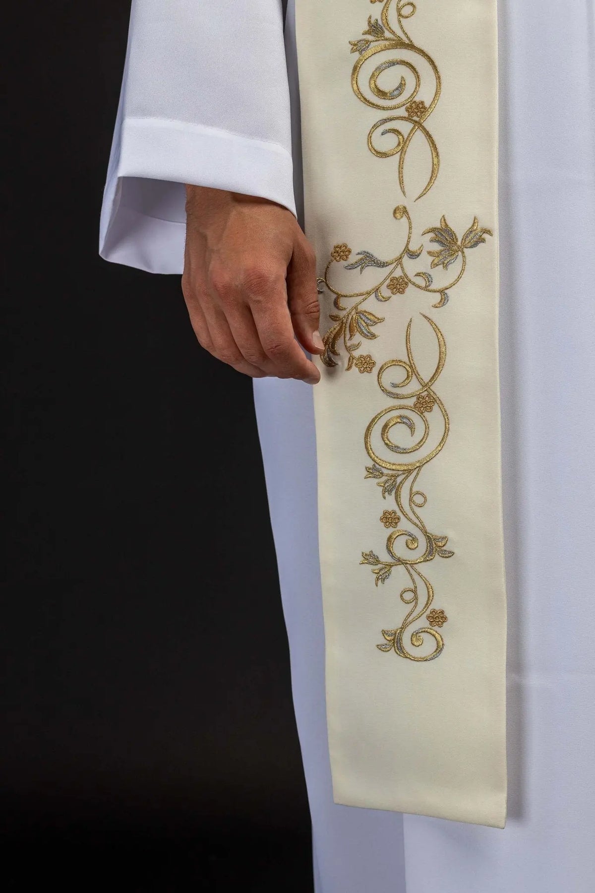 Marfil estola con bordado floral dorado, detalle lateral