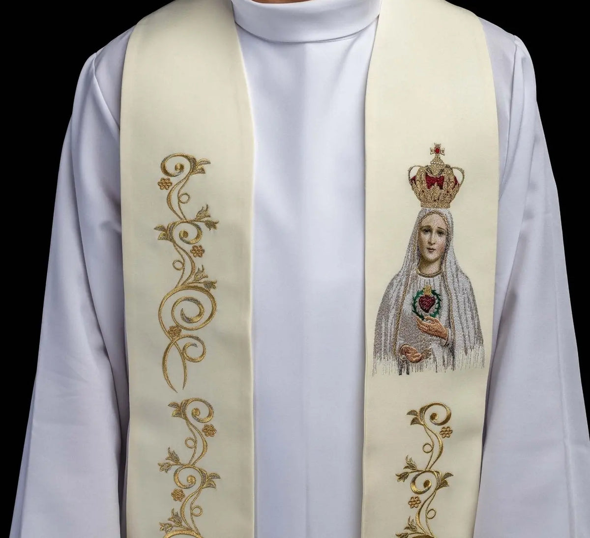 Marfil estola con imagen bordada de Nuestra Señora de Fátima, vista frontal superior