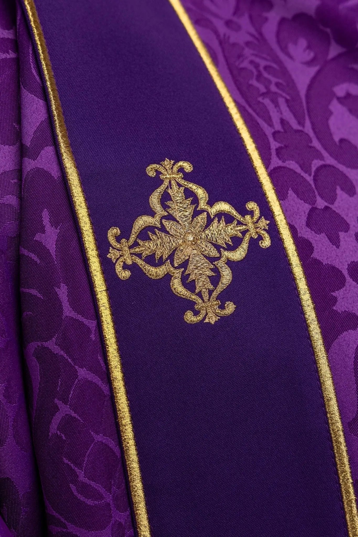 Dalmatica de jacquard púrpura con bordado de Cruz dorada