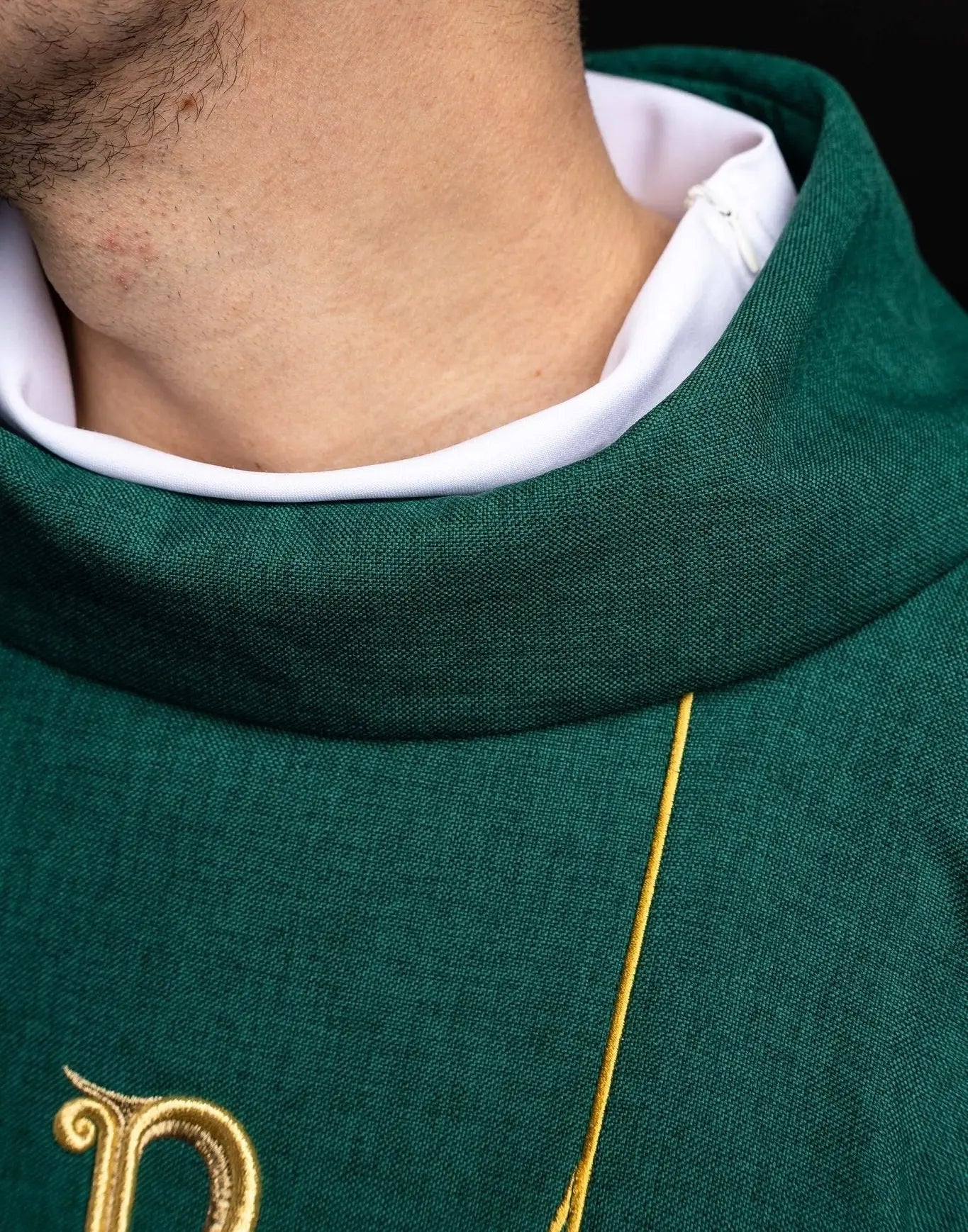 Casulla verde con banda PAX bordada