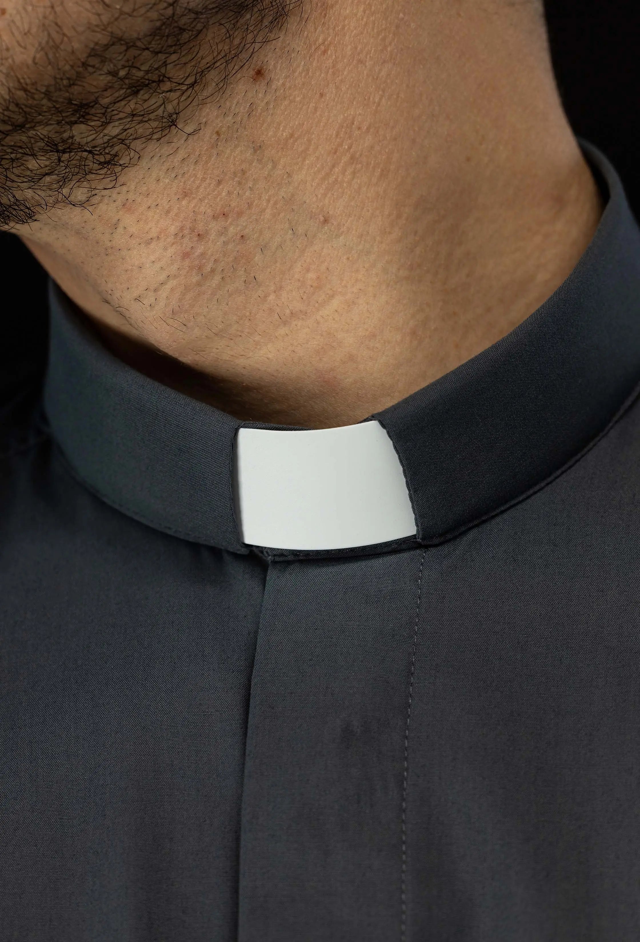 Camisa para Clero Gris Oscuro de Manga Corta con Solapa de Cuello