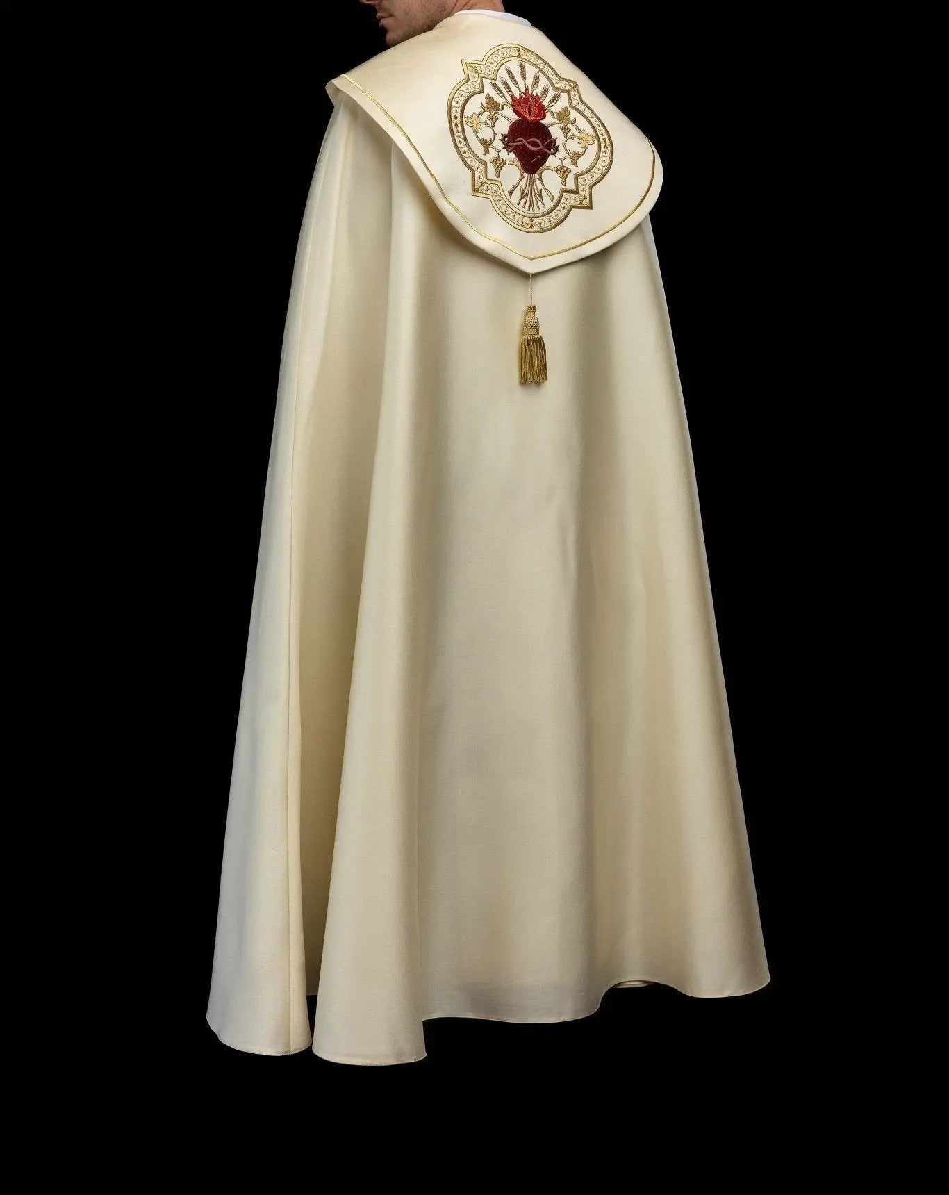Capa litúrgica con bordado del Sagrado Corazón de Jesús