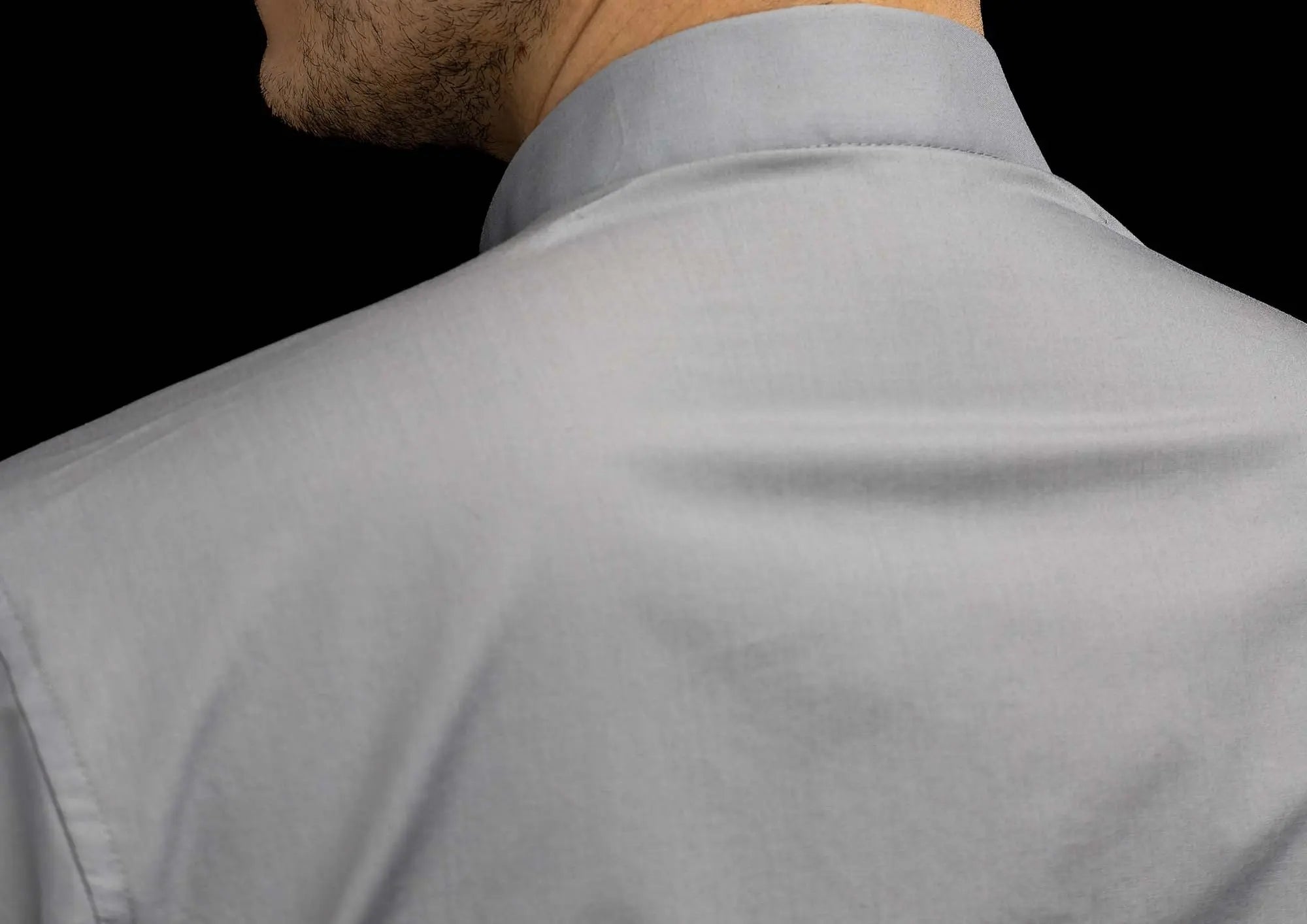 Camisa clerical gris claro de manga corta con solapa de cuello