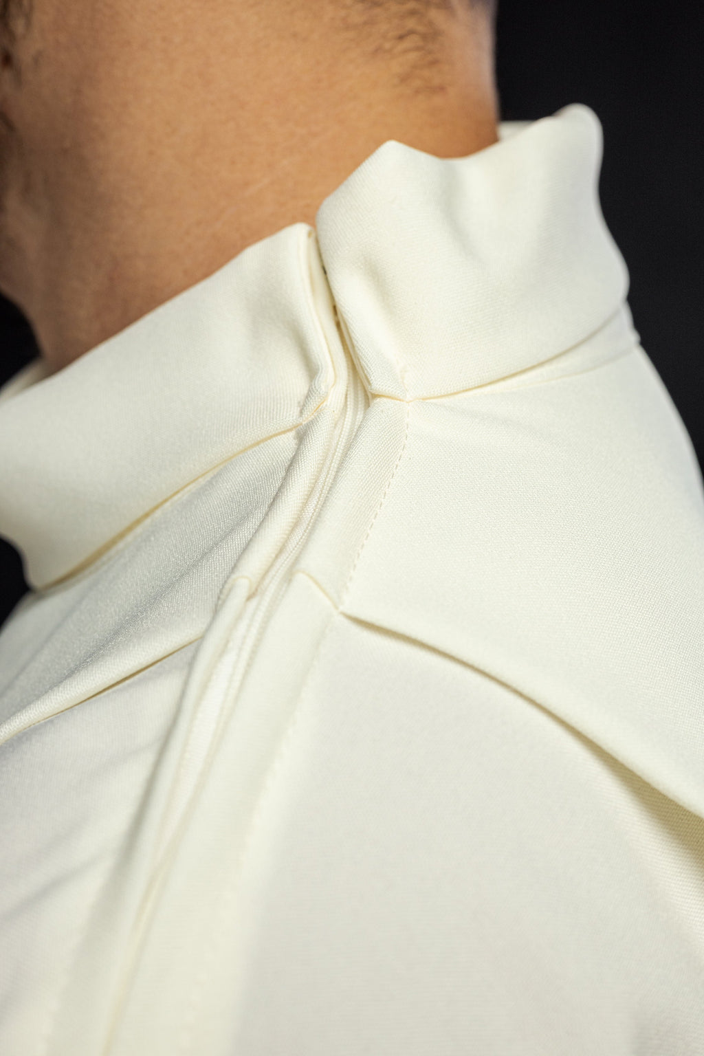 Alba con cruces de mosaico bordadas ecru