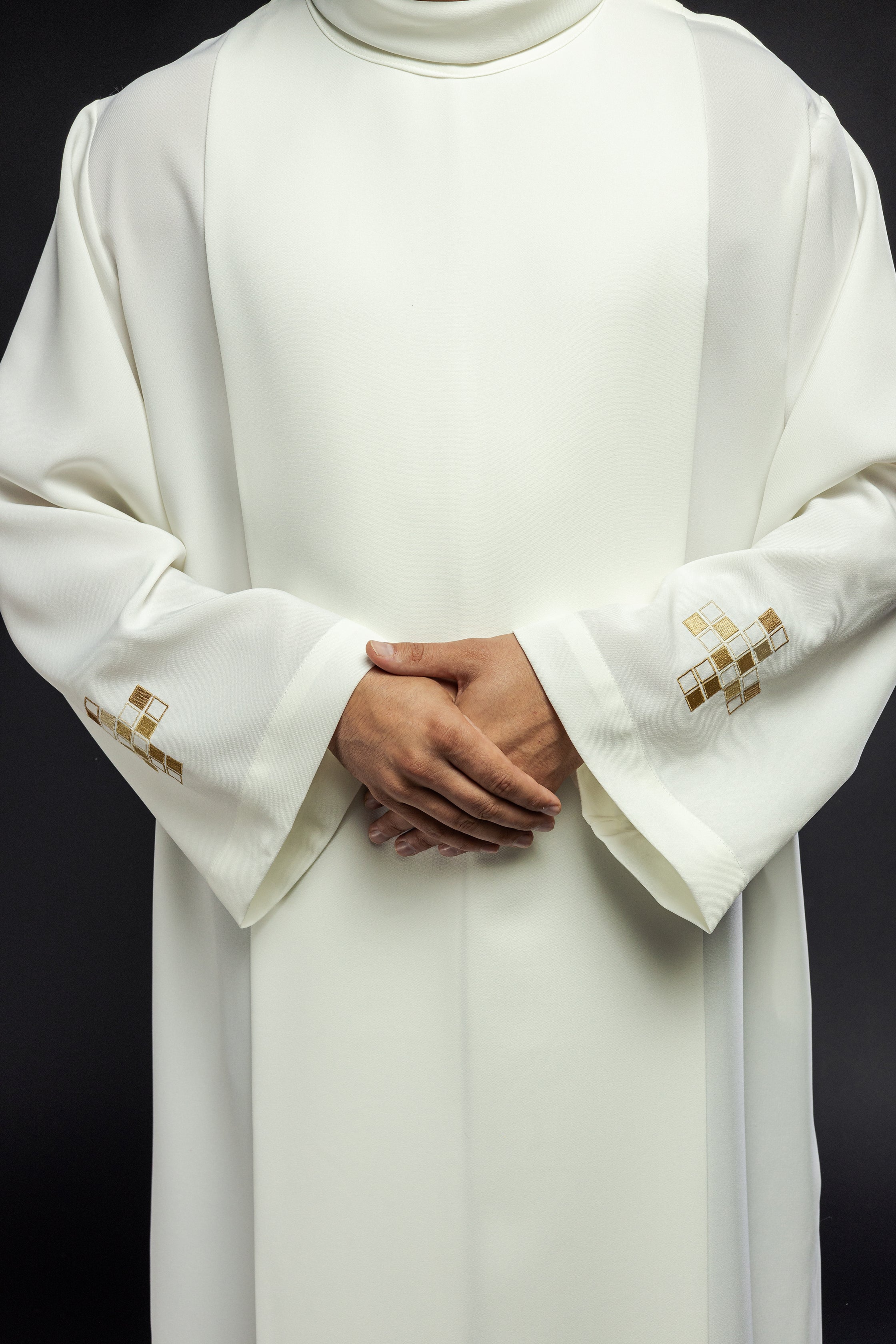 Alba con cruces de mosaico bordadas ecru