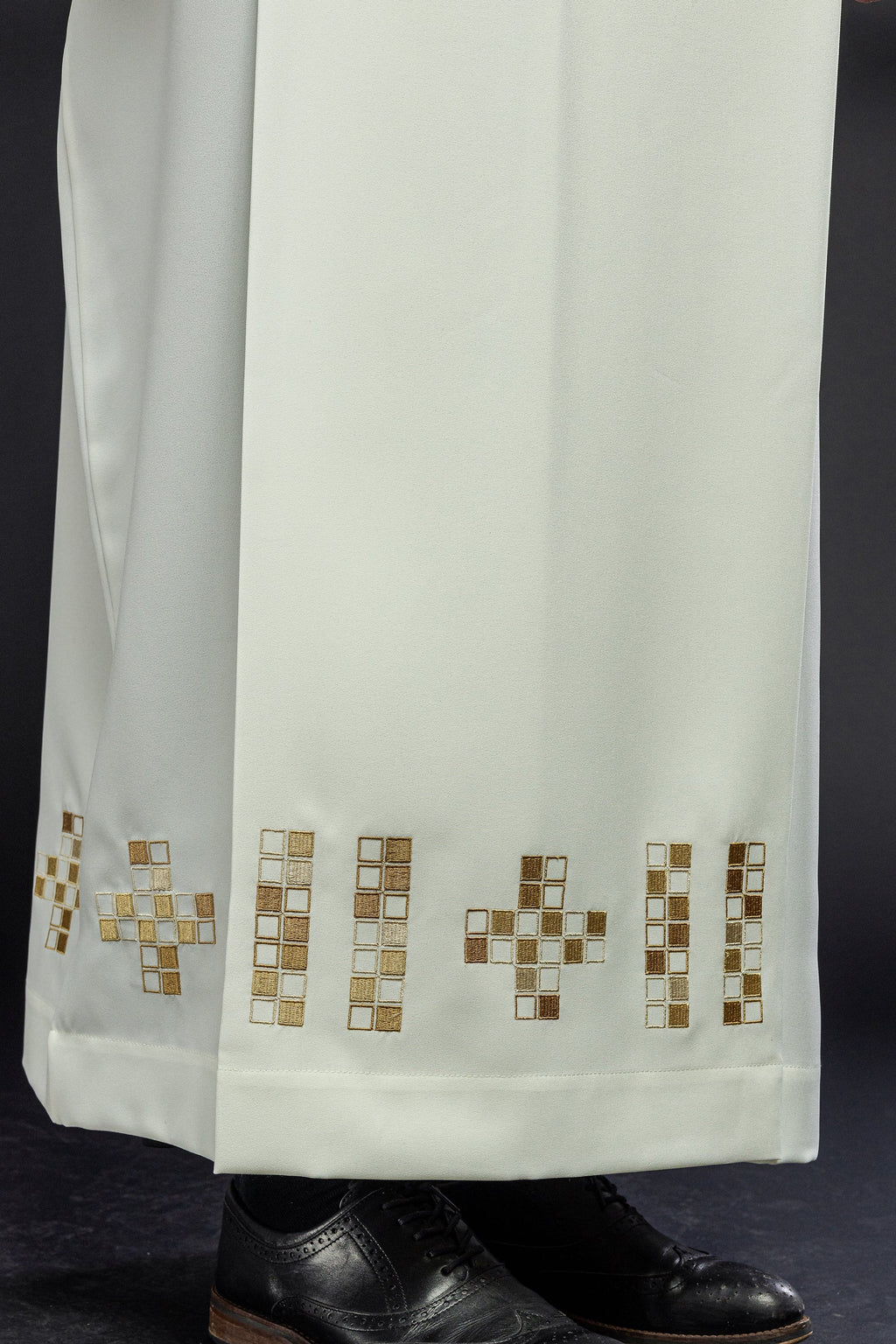 Alba con cruces de mosaico bordadas ecru