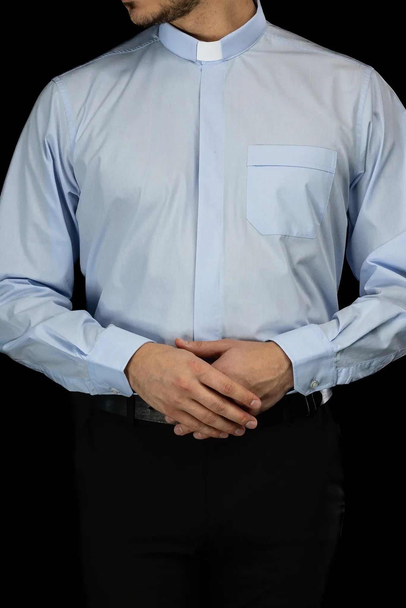 Camisa clerical azul de manga larga con solapa de cuello
