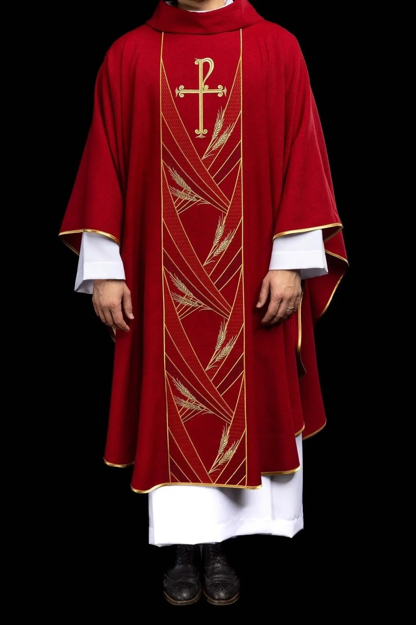 Casulla roja con banda PAX bordada