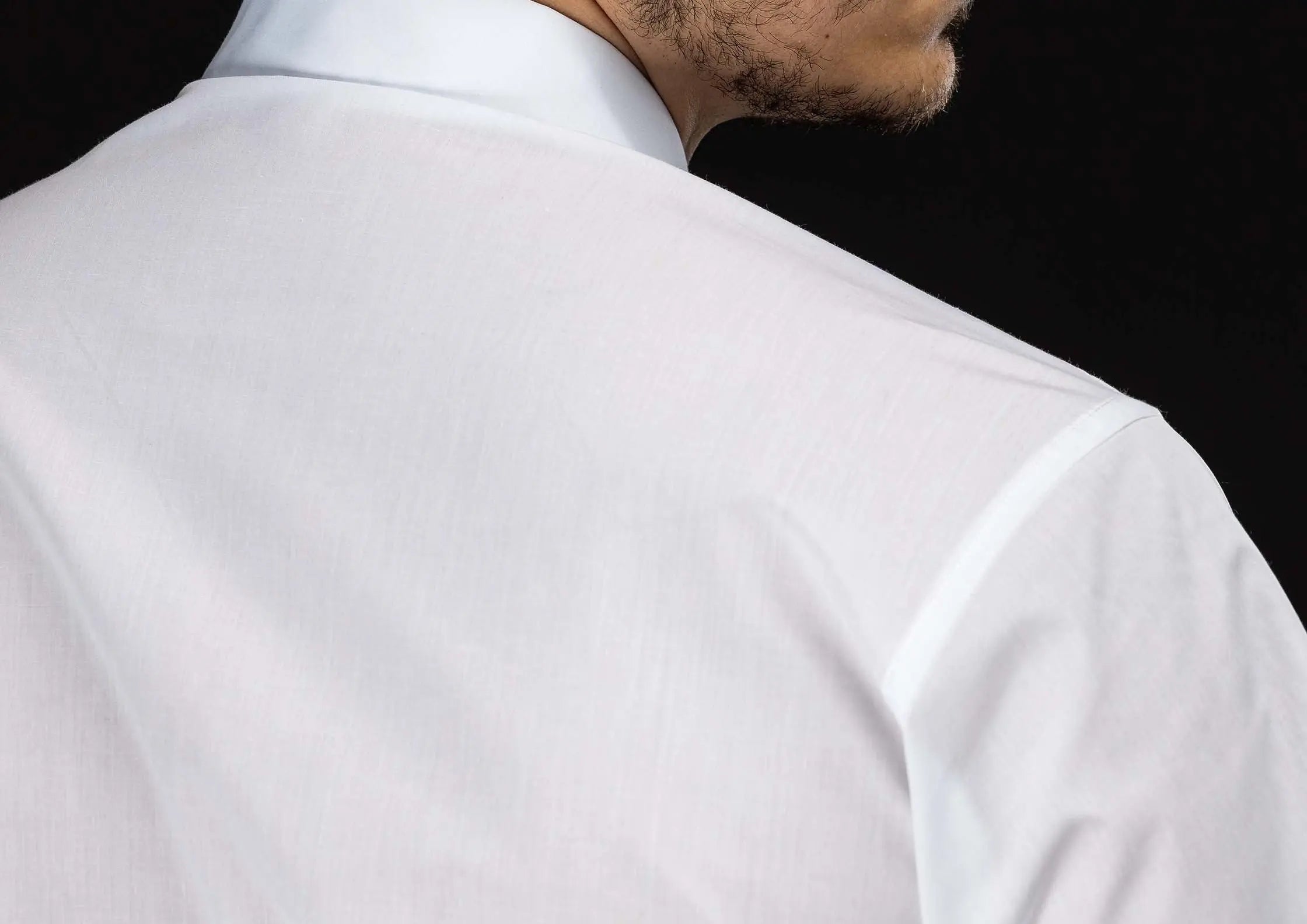 Camisa clerical blanca de manga corta con solapa de cuello