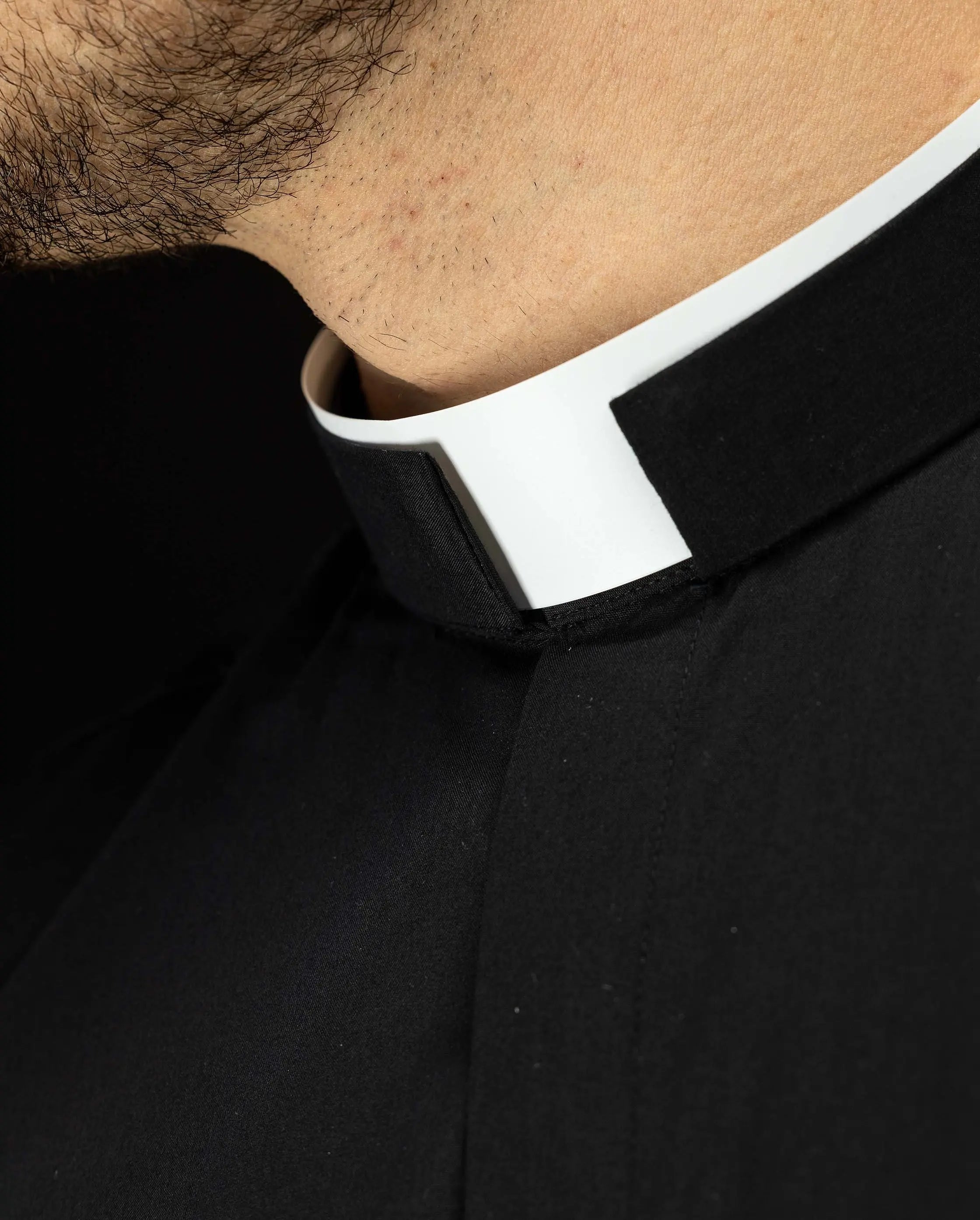 Camisa romana para clero negra de manga larga con solapa de cuello