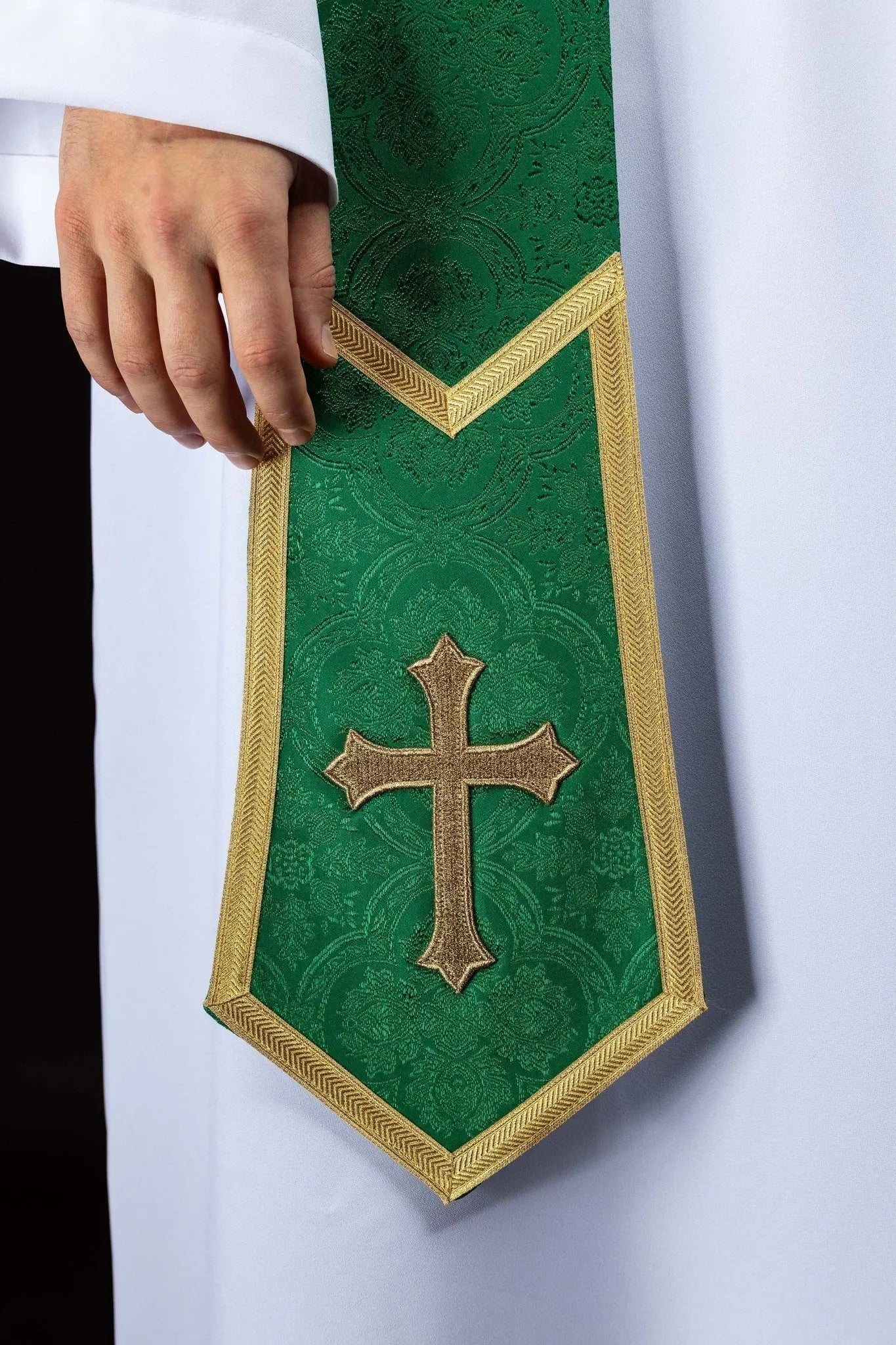 Estola verde de jacquard con Cruz bordada