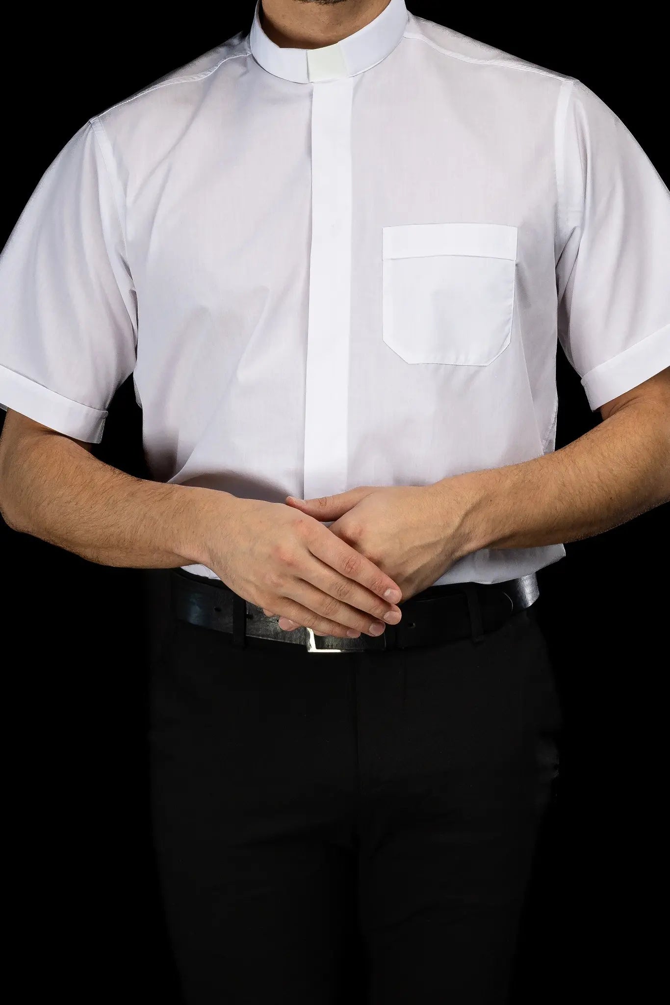 Camisa clerical blanca de manga corta con solapa de cuello