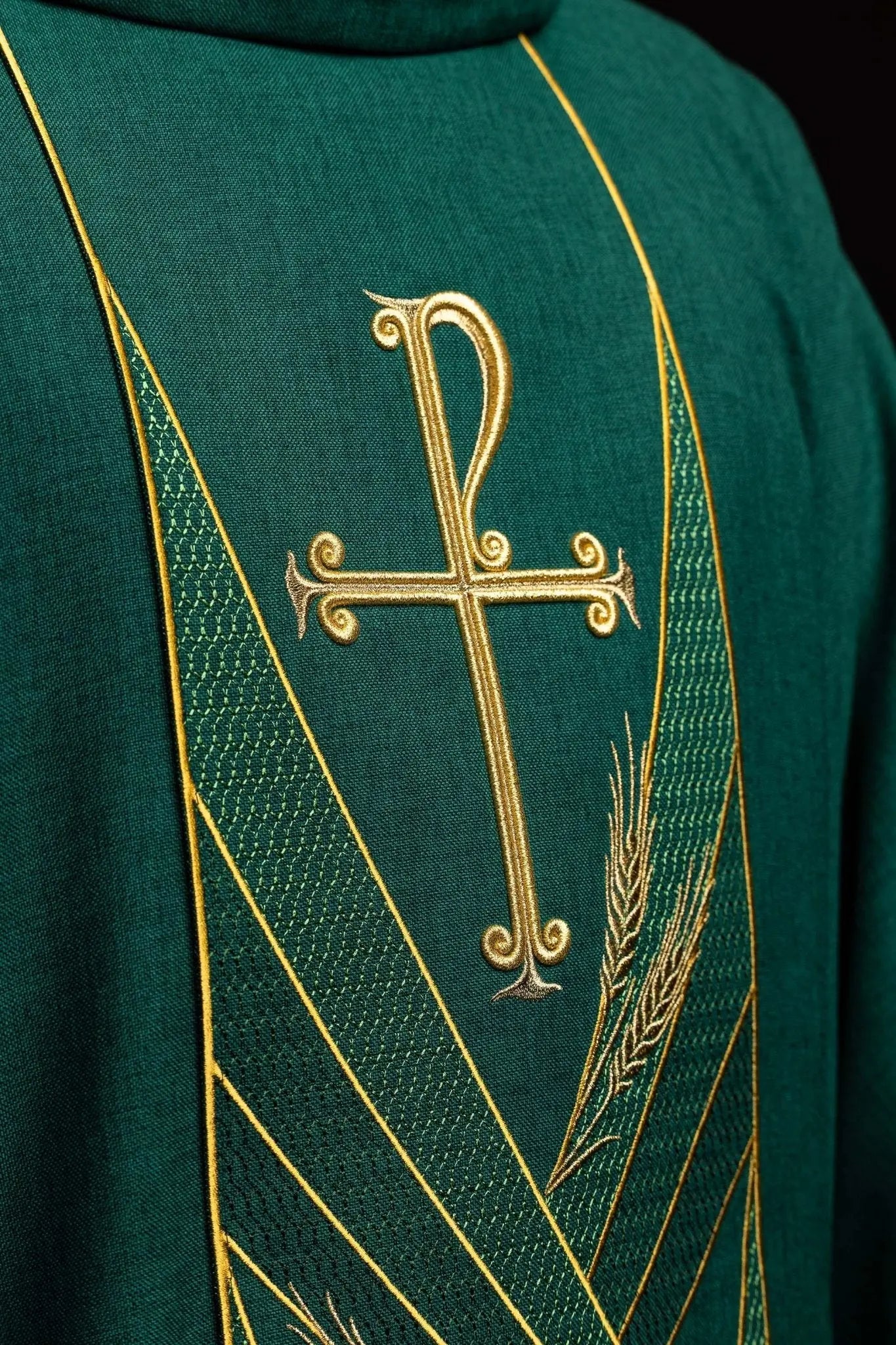 Casulla verde con banda PAX bordada