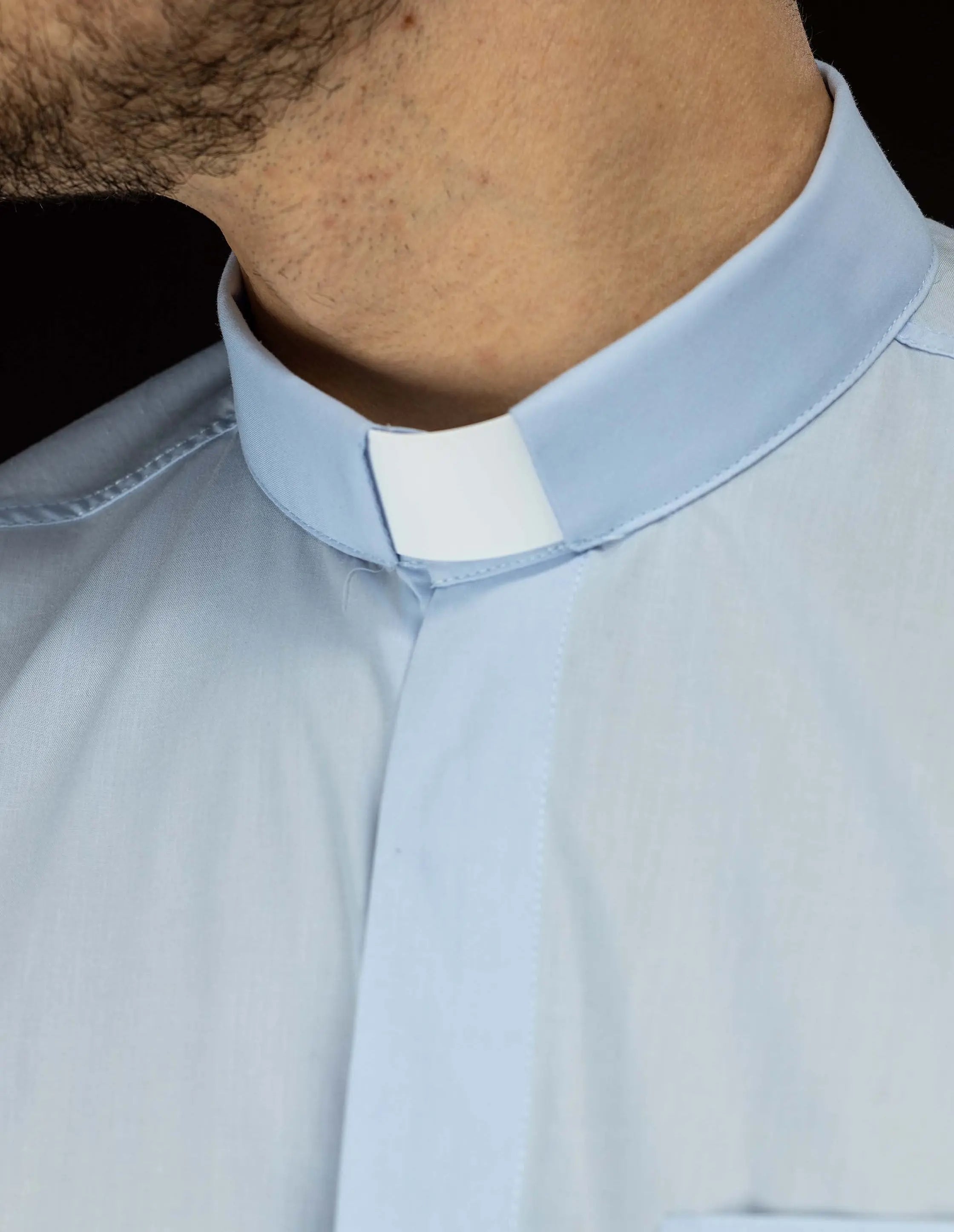 Camisa clerical azul de manga larga con solapa de cuello