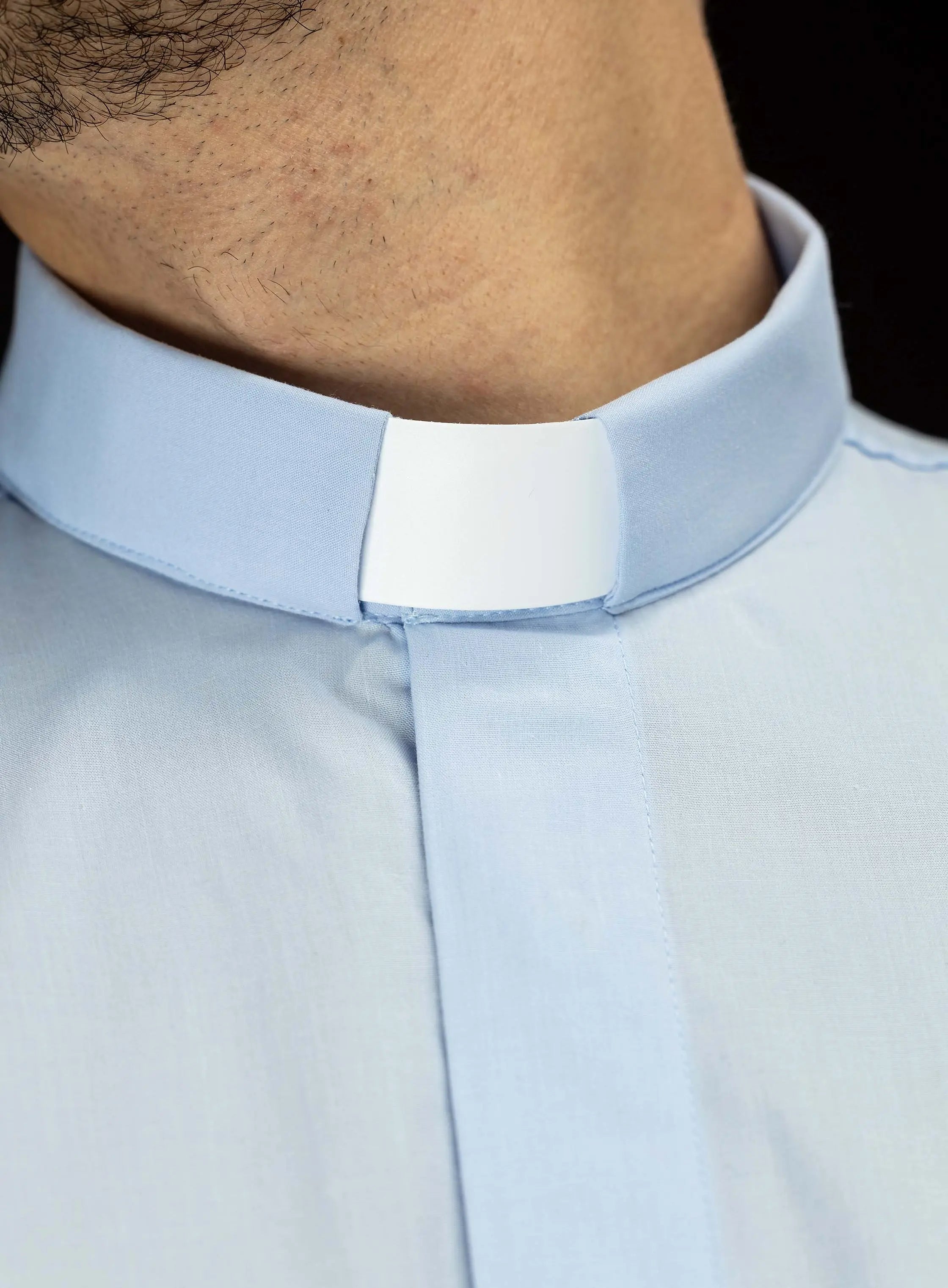 Camisa clerical azul de manga corta con solapa de cuello