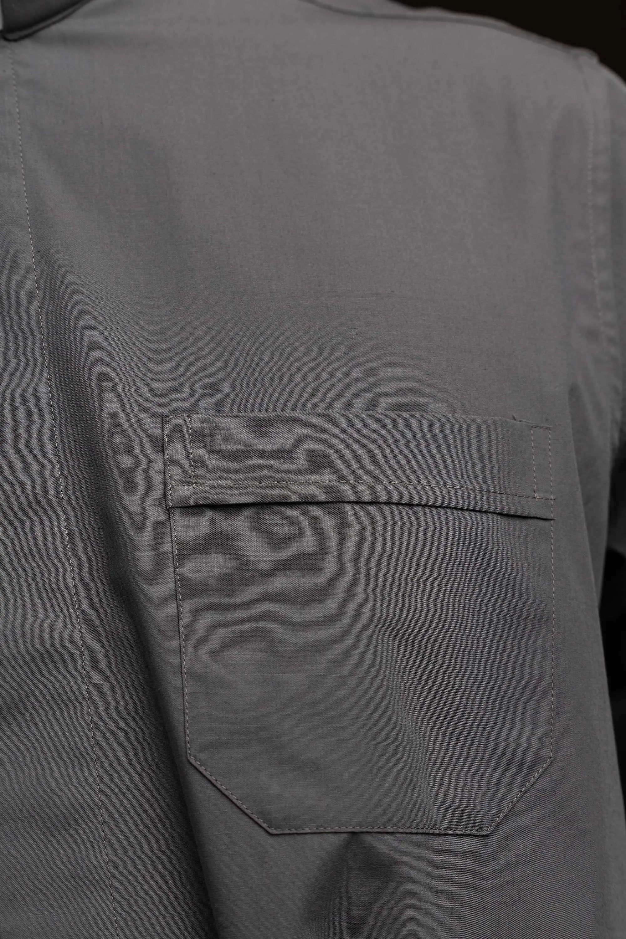 Camisa clerical gris oscuro de manga larga con solapa de cuello