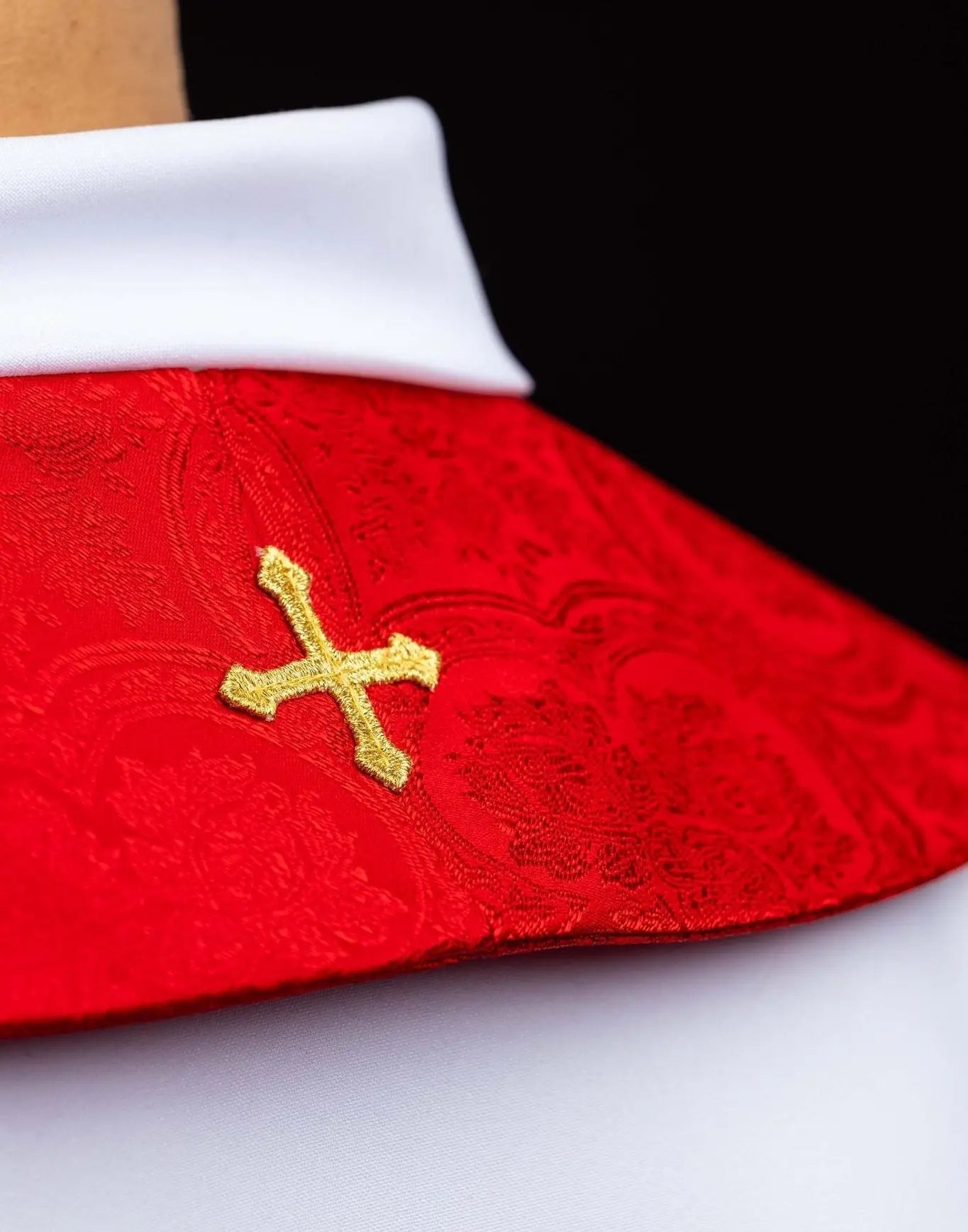 Estola roja de jacquard con Cruz bordada