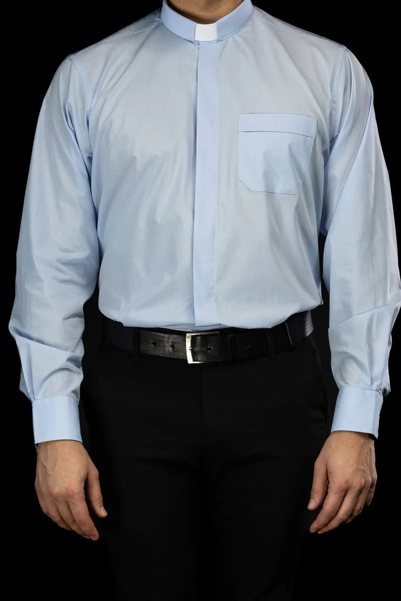 Camisa clerical azul de manga larga con solapa de cuello