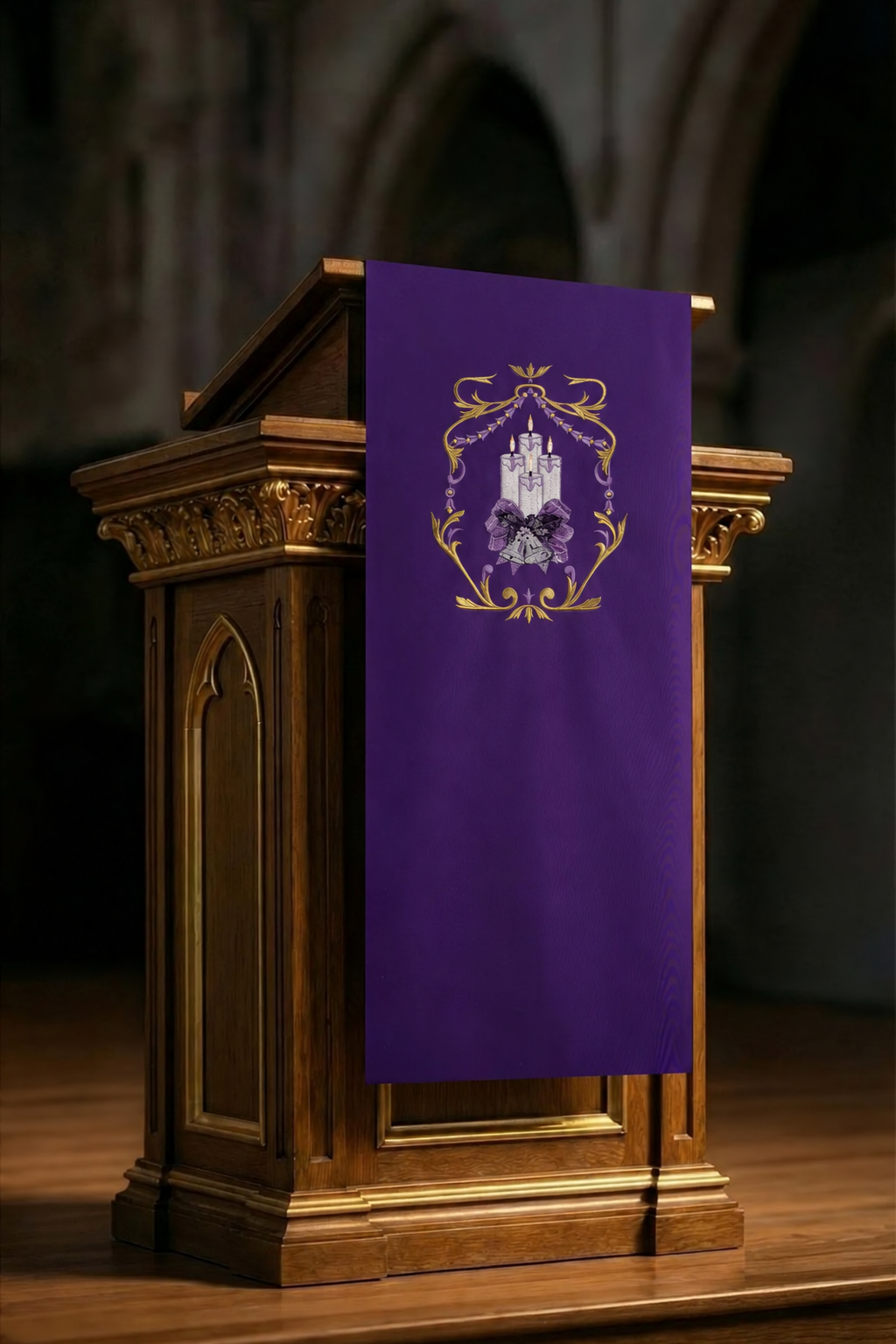 Paño para ambón de Adviento morado con motivo central de velas bordado