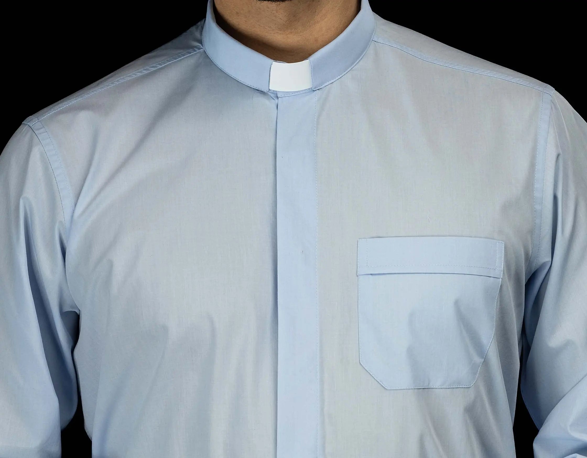 Camisa clerical azul de manga larga con solapa de cuello