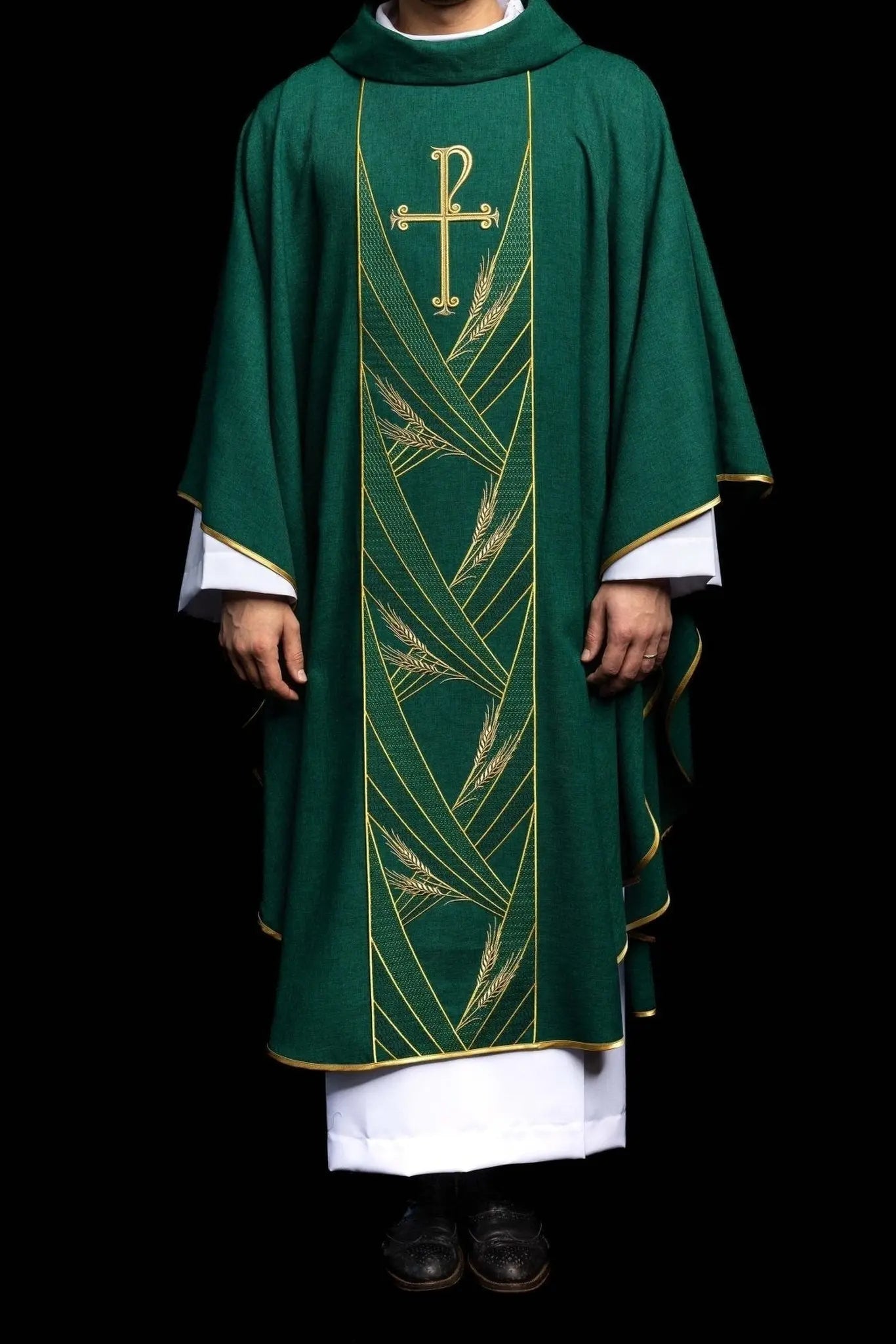 Casulla verde con banda PAX bordada