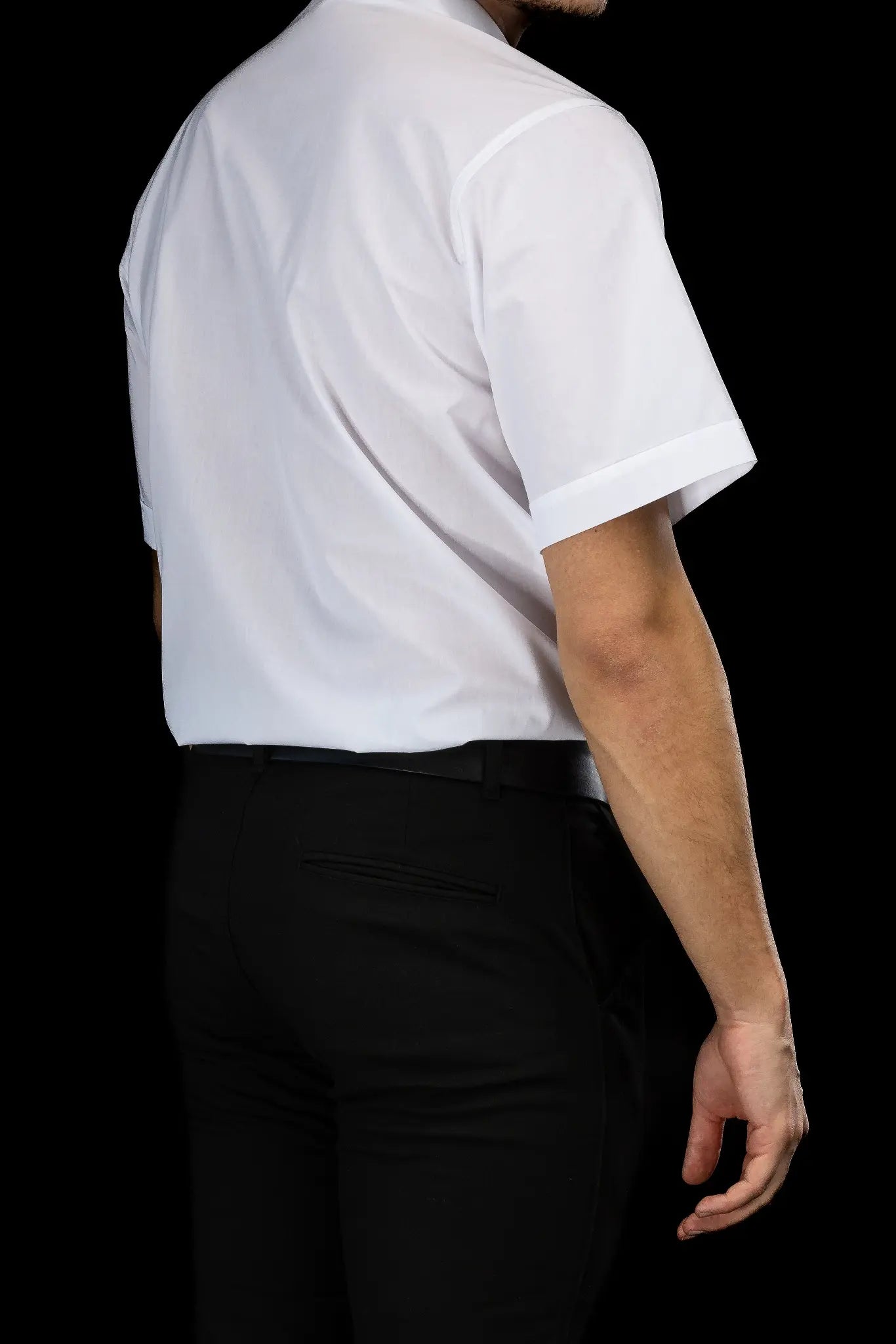 Camisa clerical blanca de manga corta con solapa de cuello
