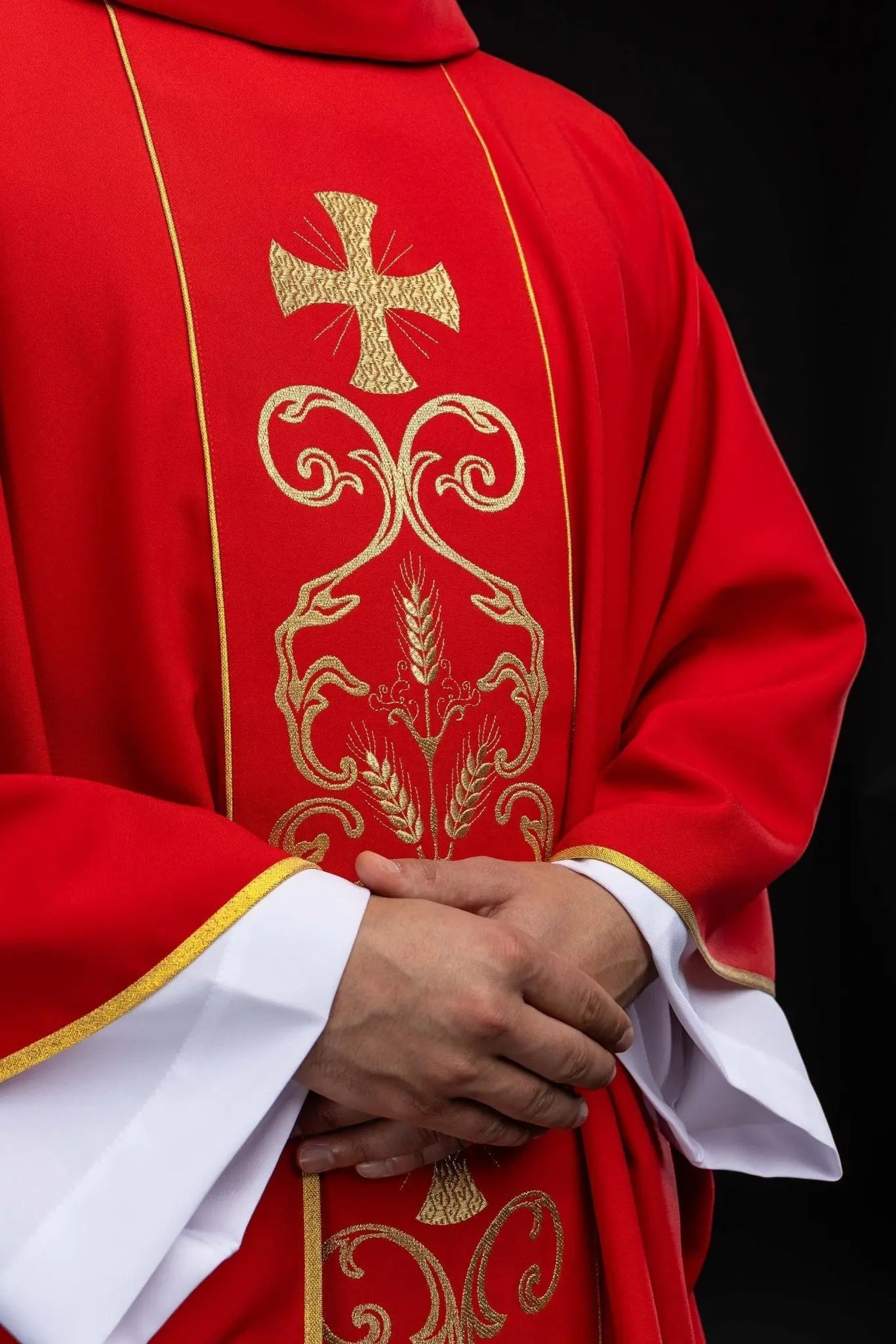 Casulla litúrgica roja con banda bordada